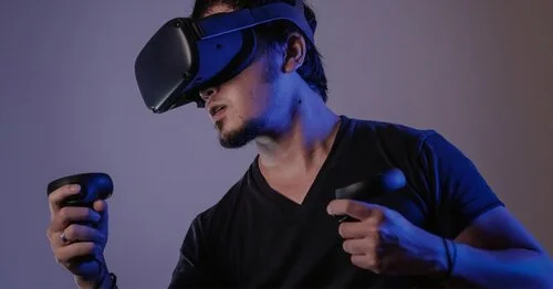 What do VR and Online Communities Have in Common?