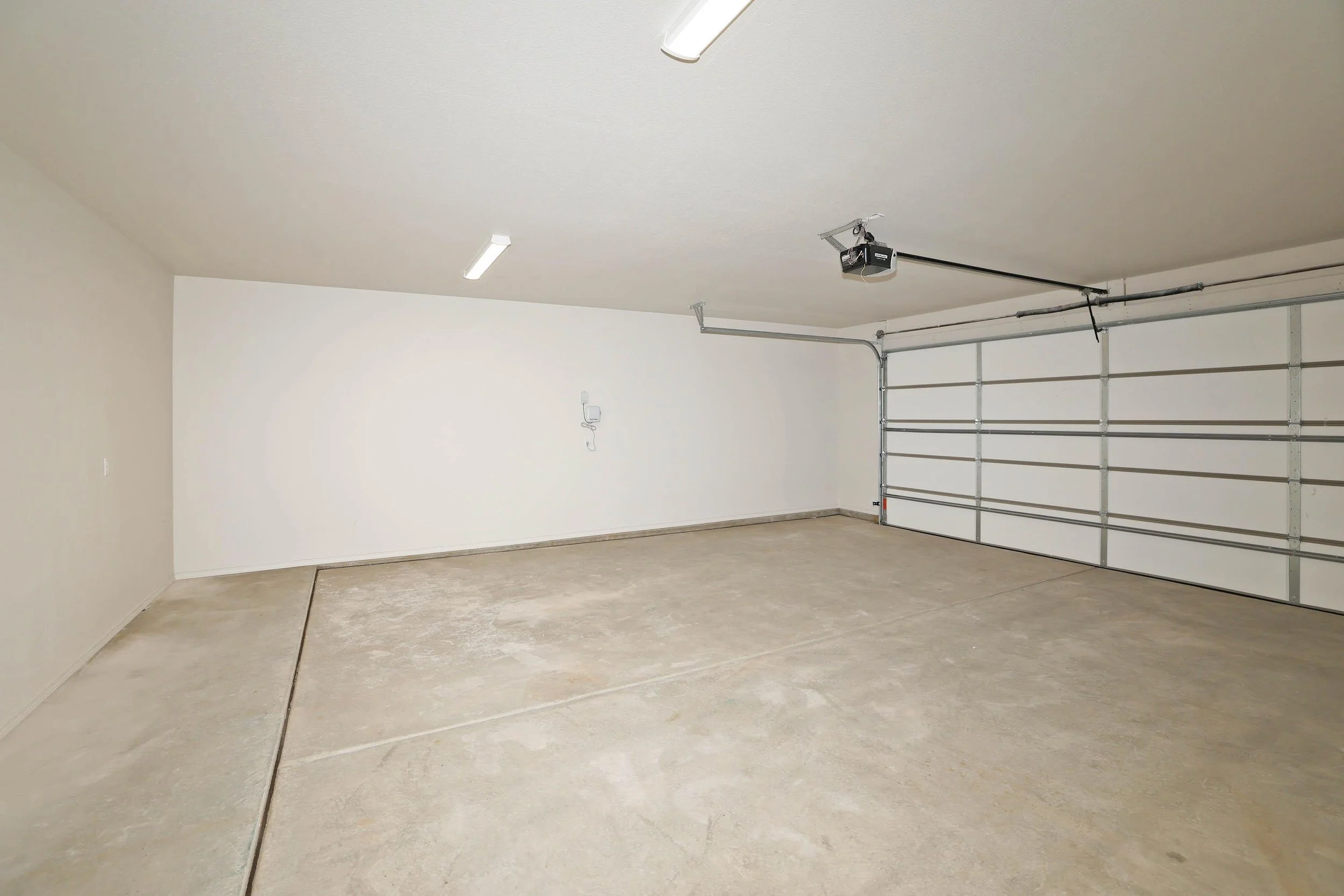 25-Garage Interior.jpg