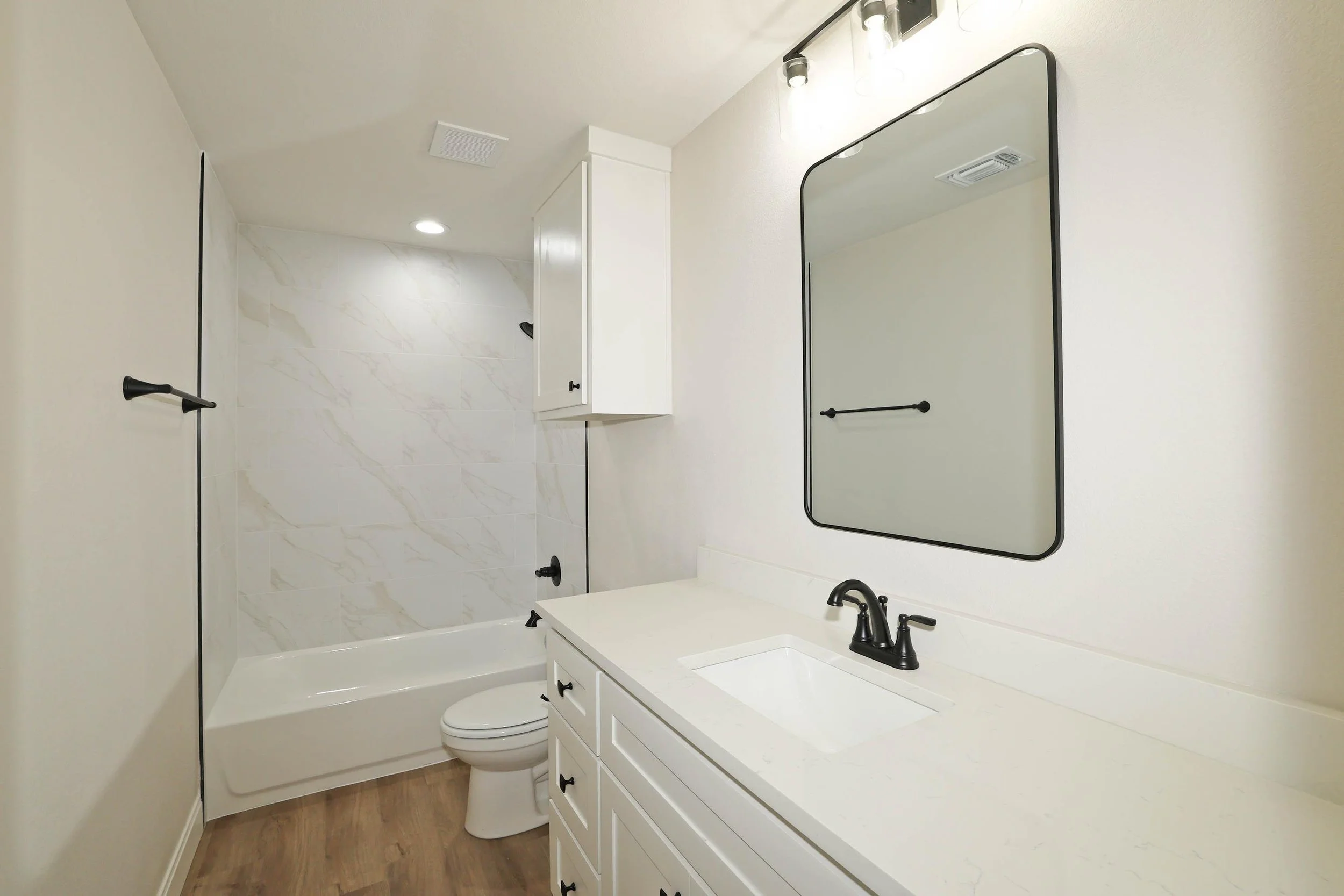 21-Bathroom.jpg