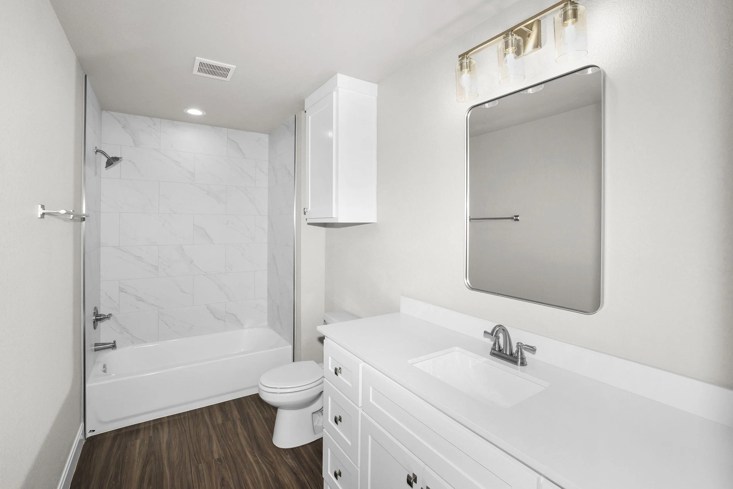 27-Upstairs Bathroom.jpg