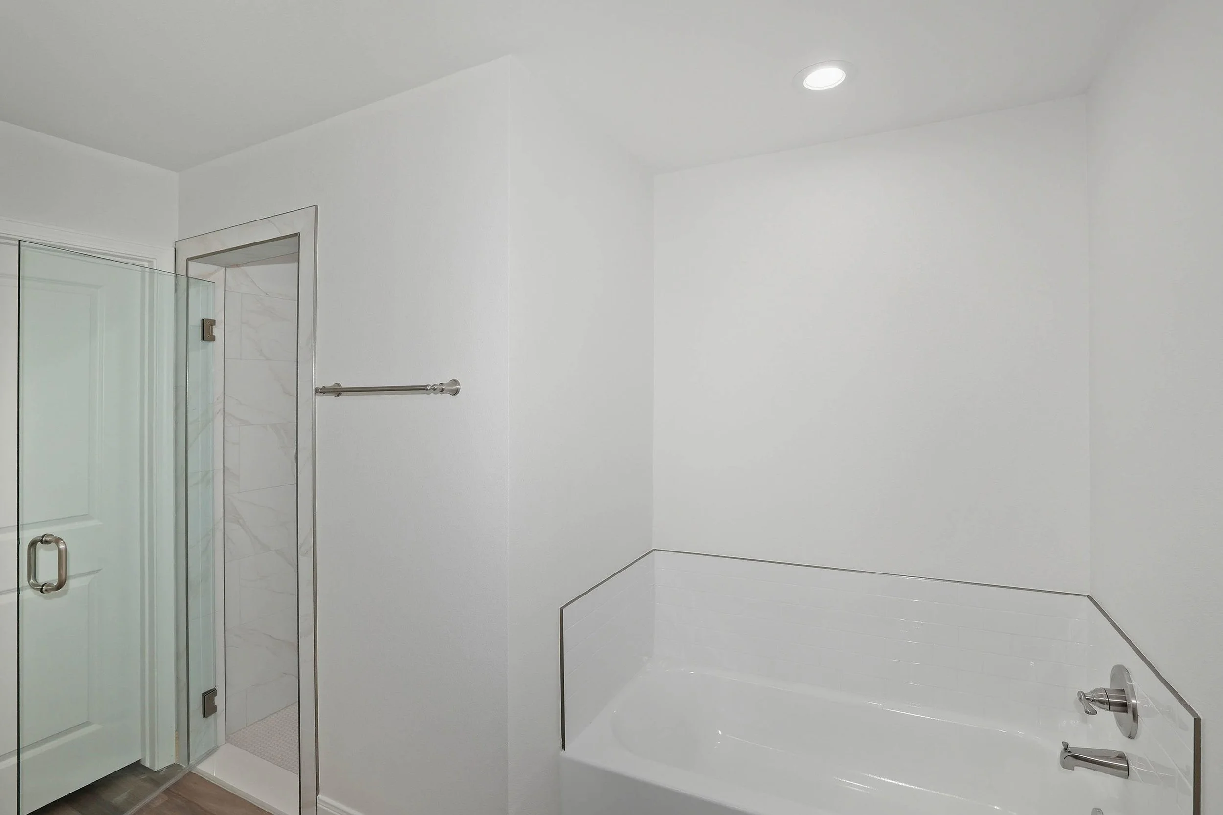 15-Primary Bathtub & Shower.jpg