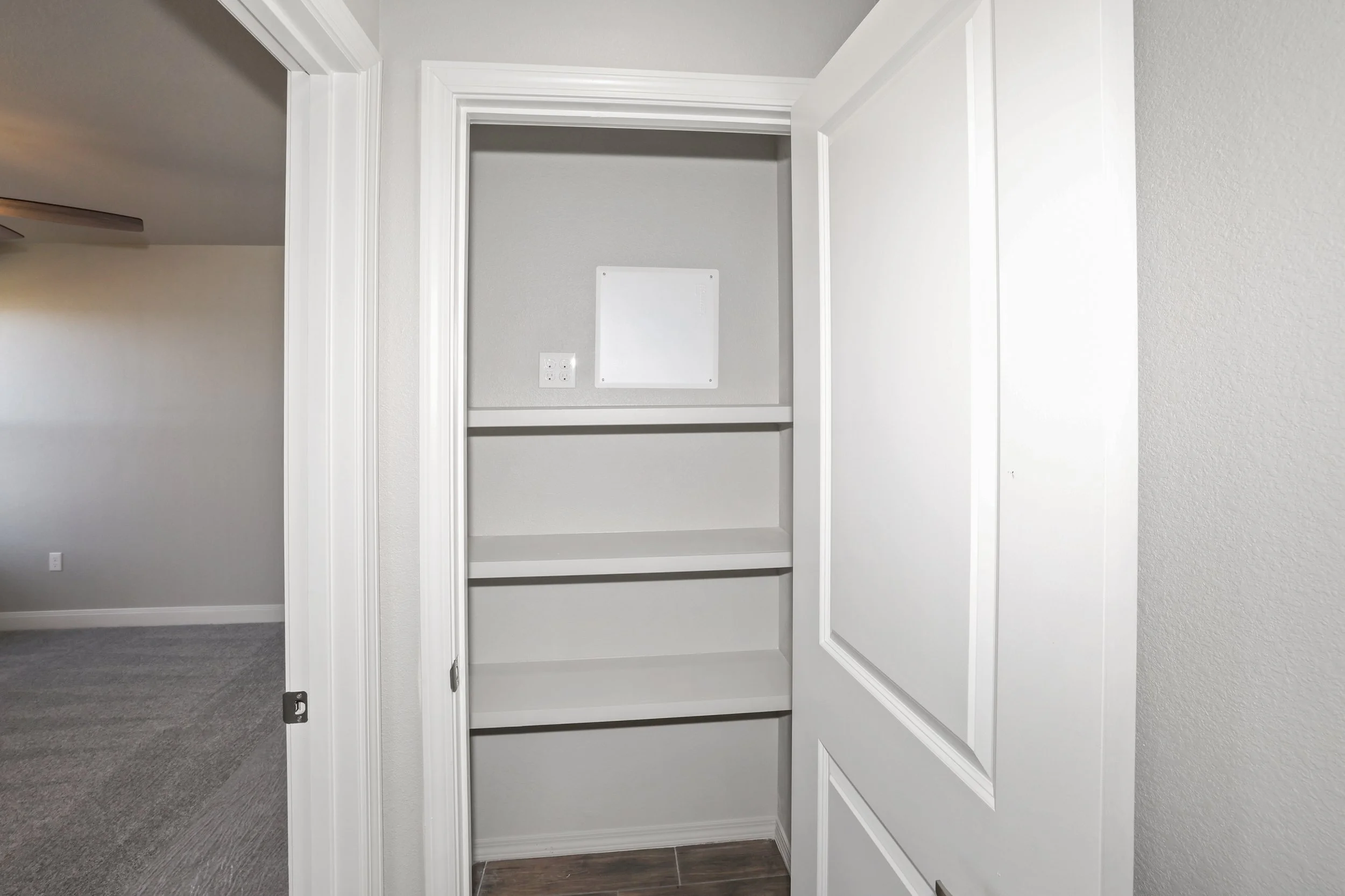 24-Linen Closet.jpg