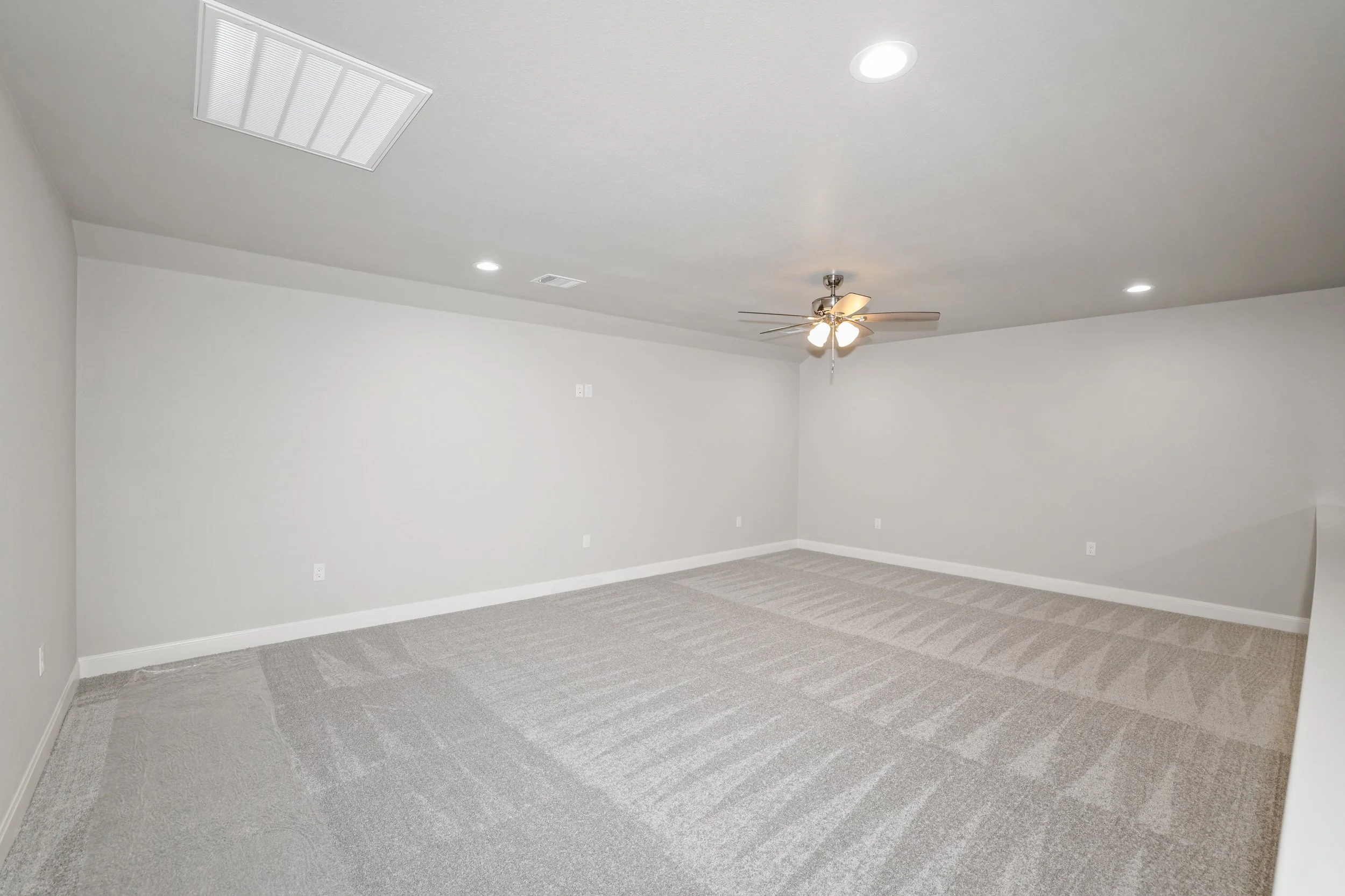 25-Upstairs Bonus Room.jpg