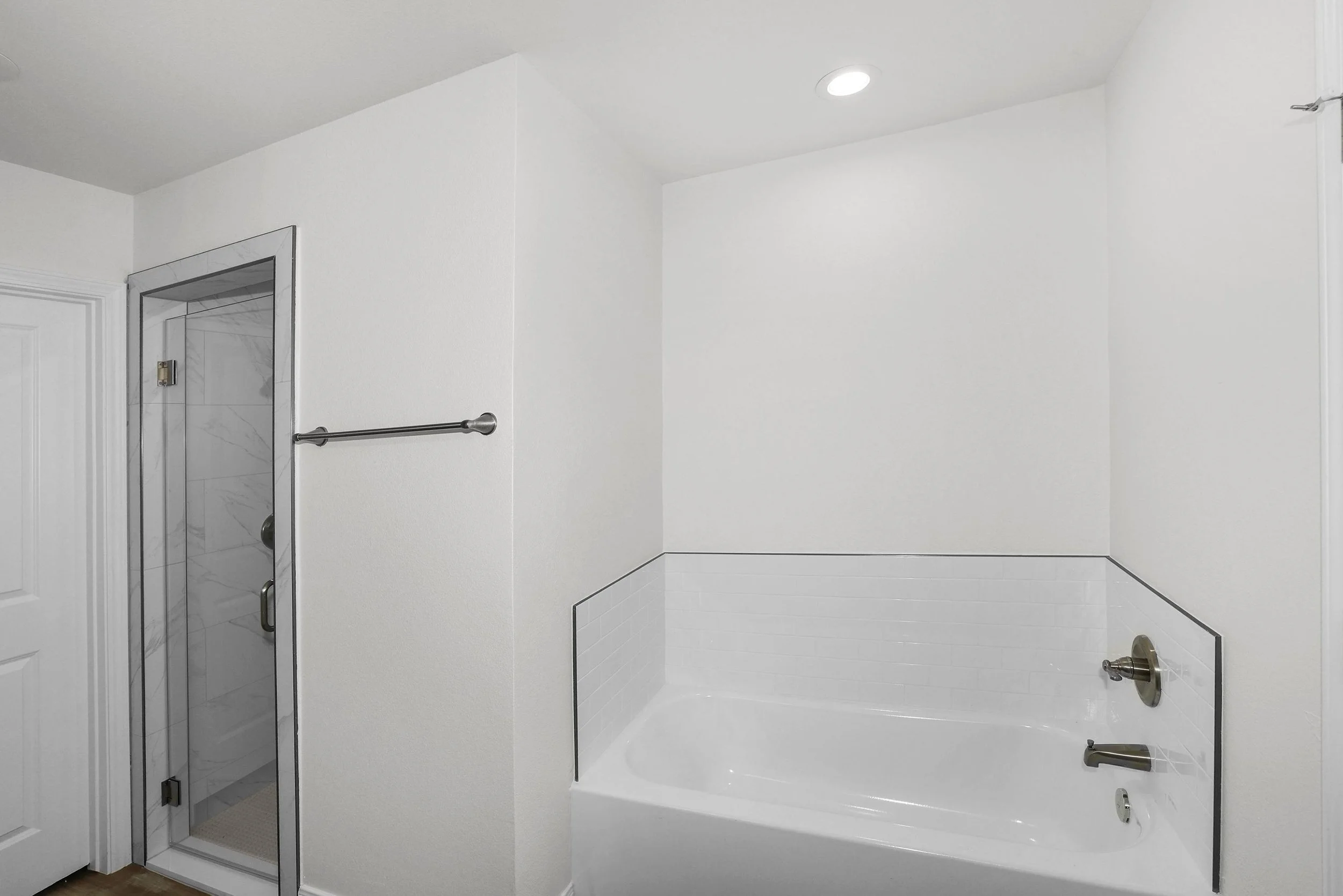 17-Primary Bathtub.jpg