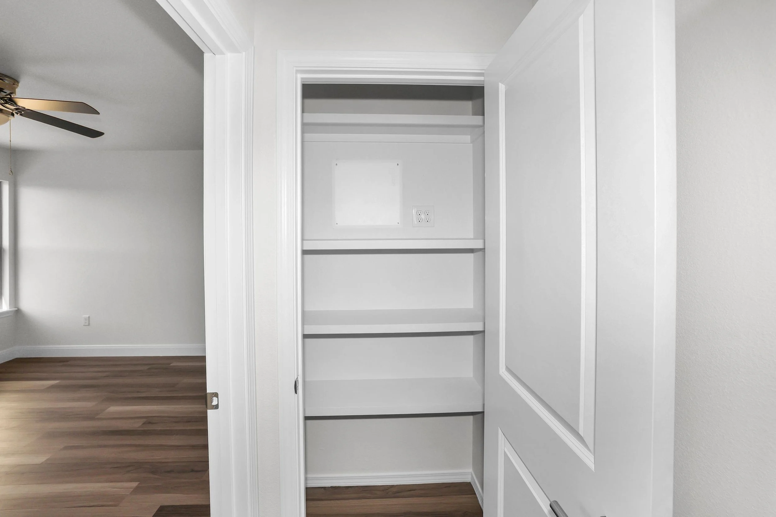 27-Hallway Storage.jpg