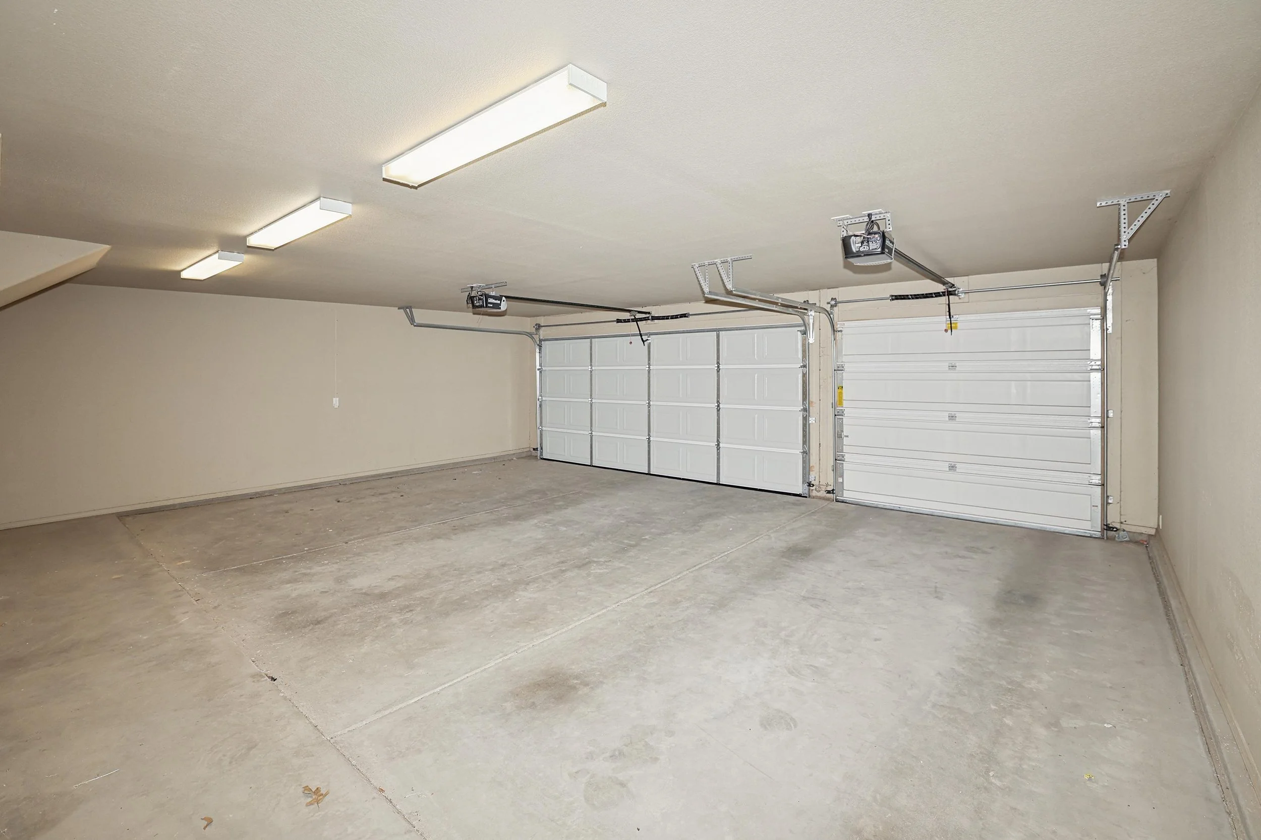 35-Garage Interior.jpg