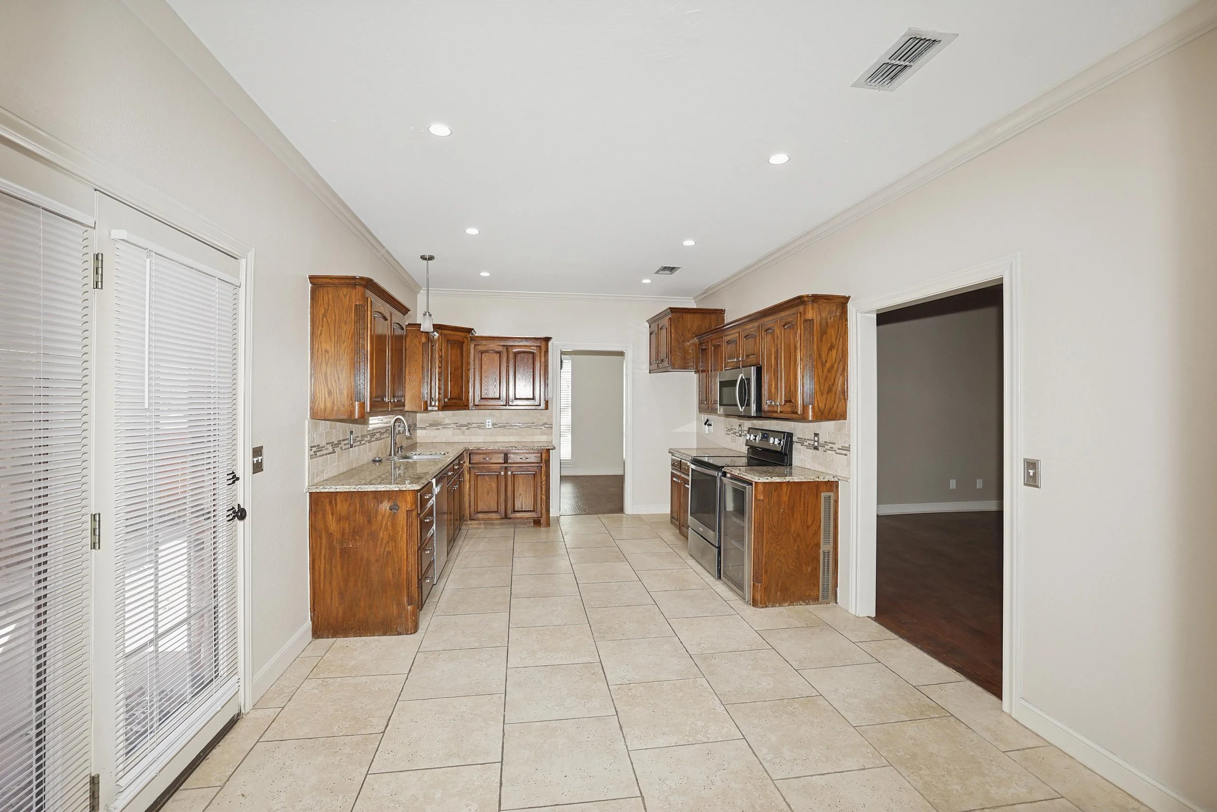 14-Dining & Kitchen.jpg