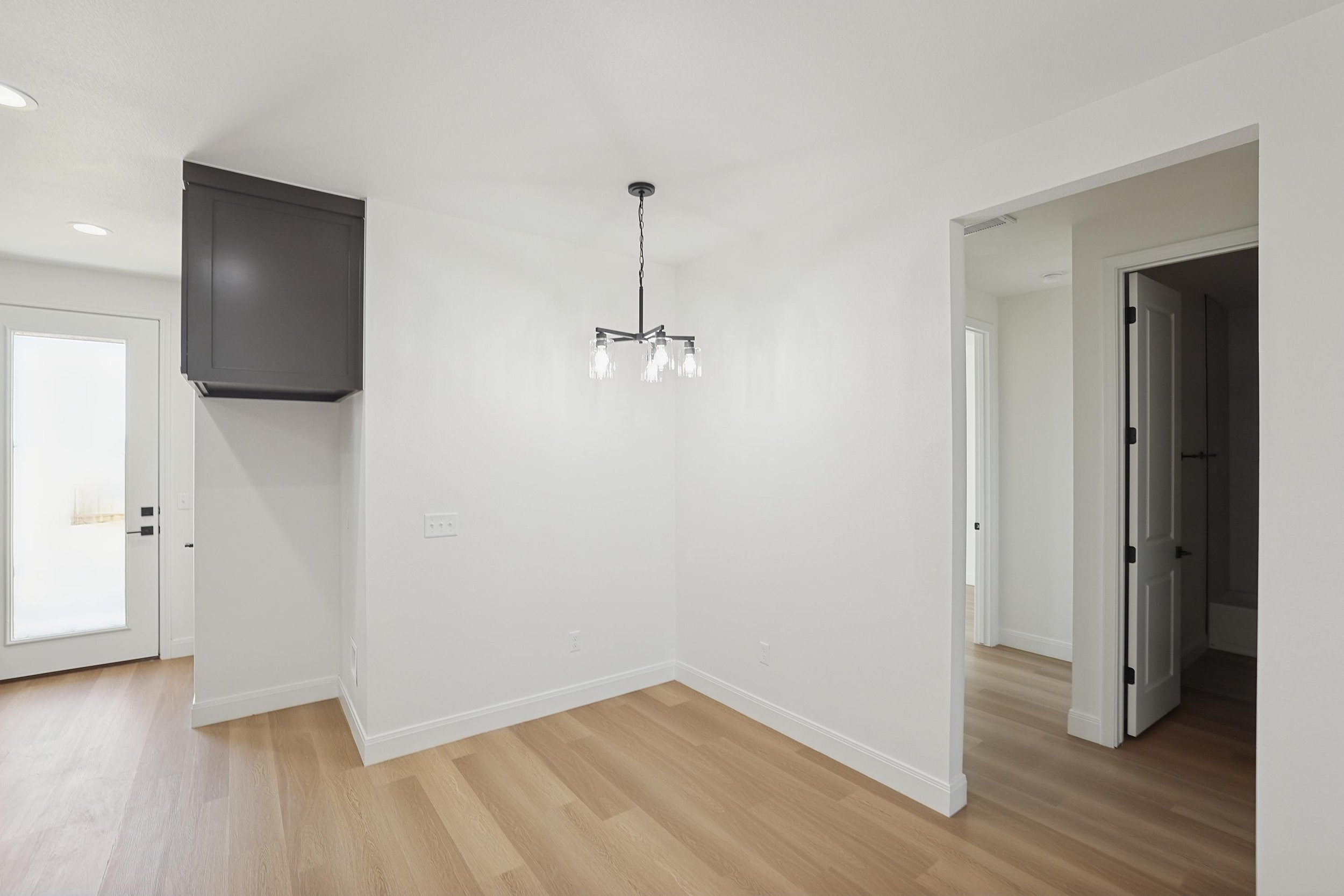 5-Dining Area.jpg