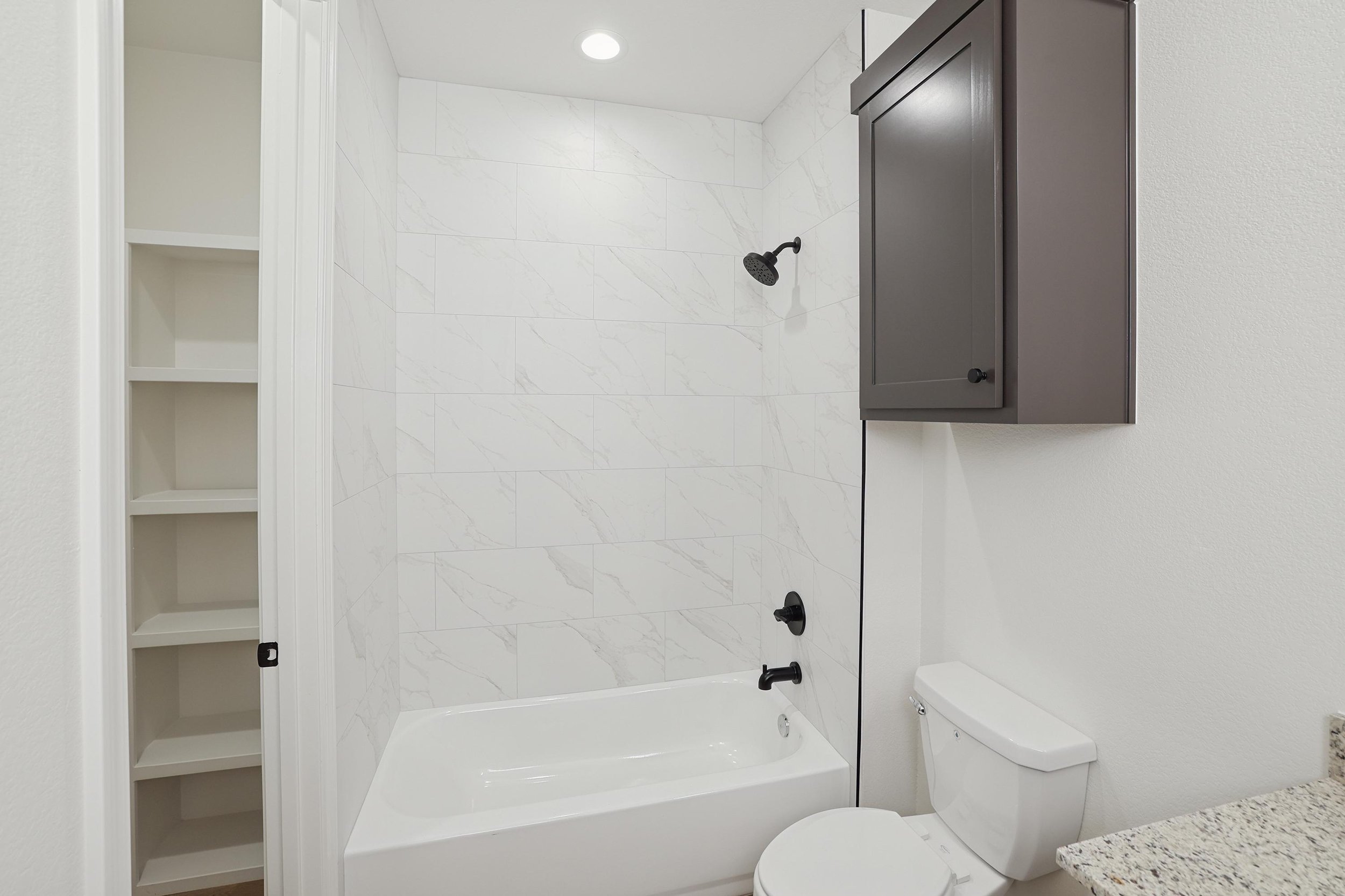 13-Primary Bathtub.jpg