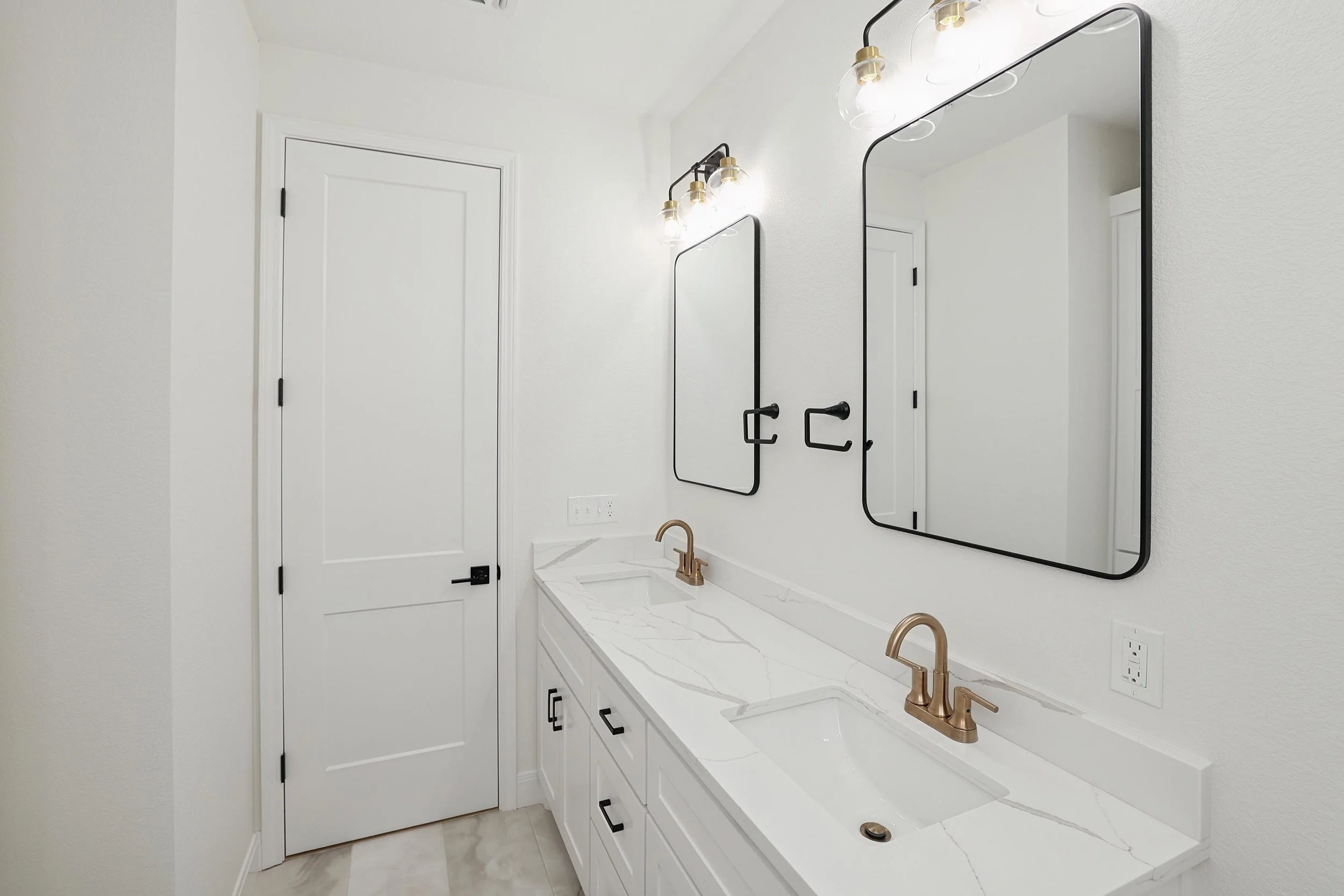 36-Bathroom Vanity.jpg