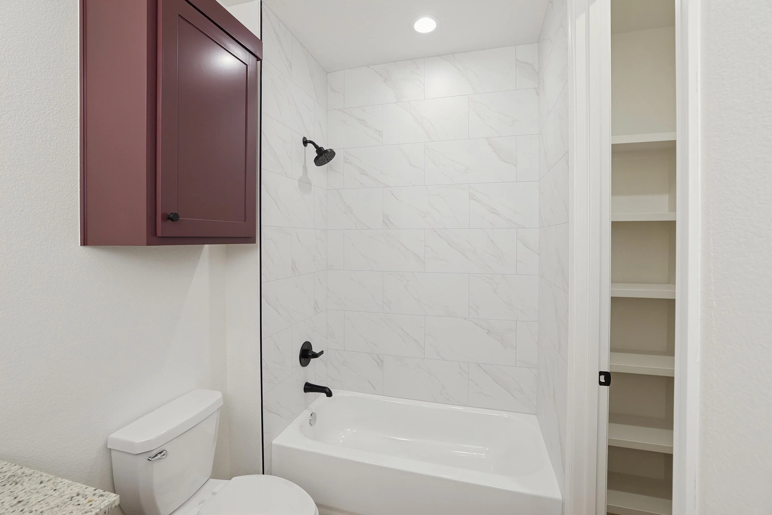 14-Primary Bathtub.jpg