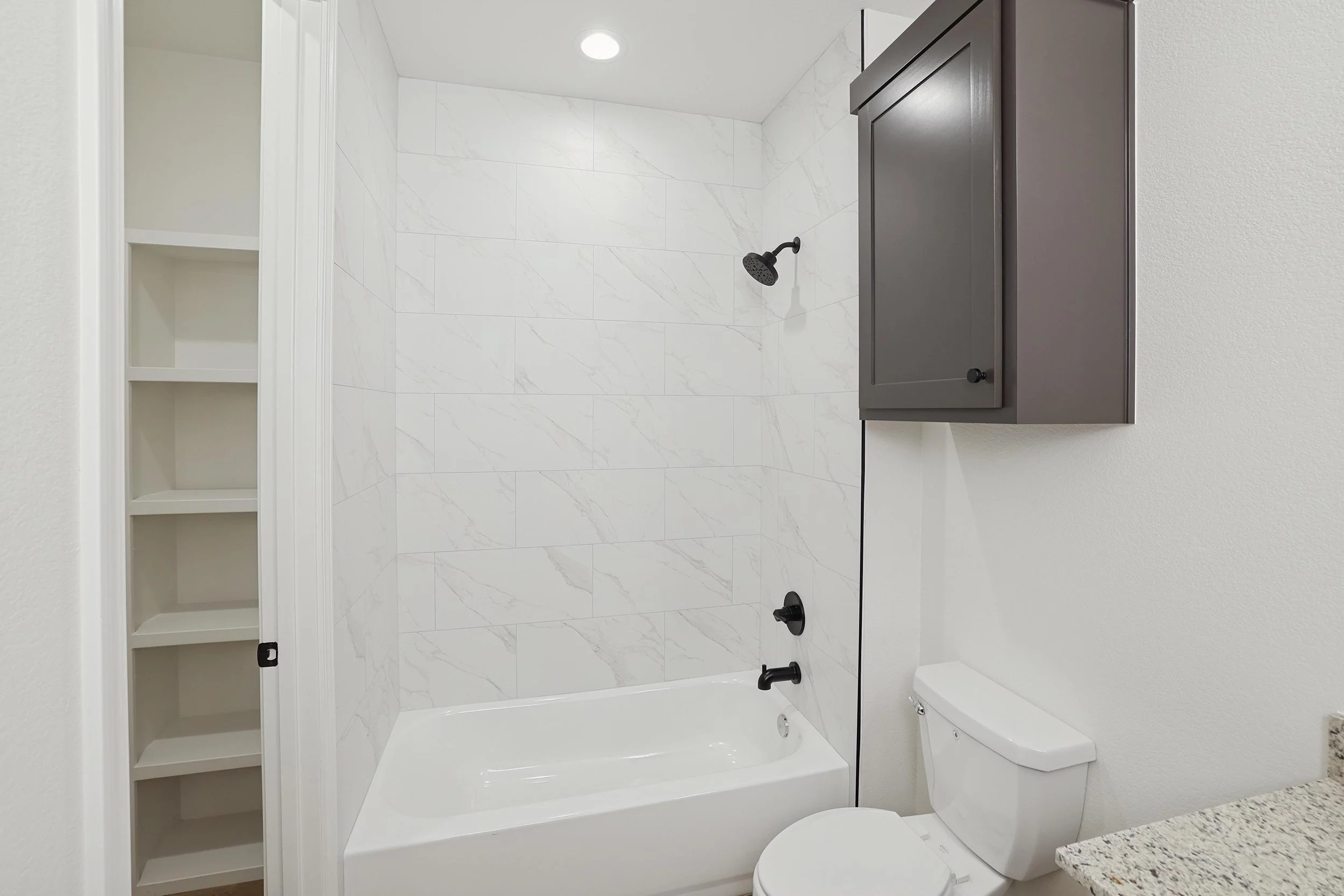 13-Primary Bathtub.jpg