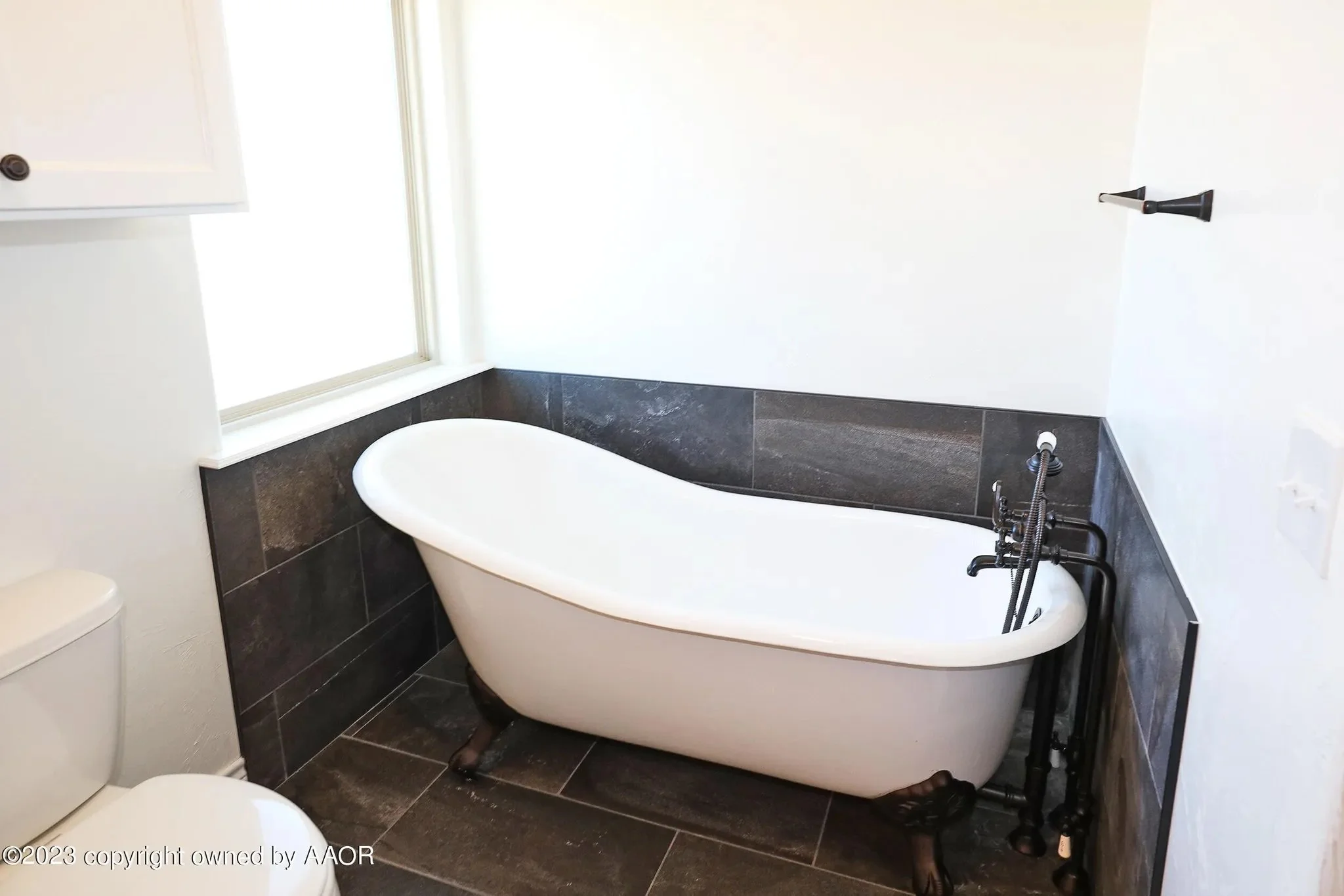 Master Tub 2.jpg