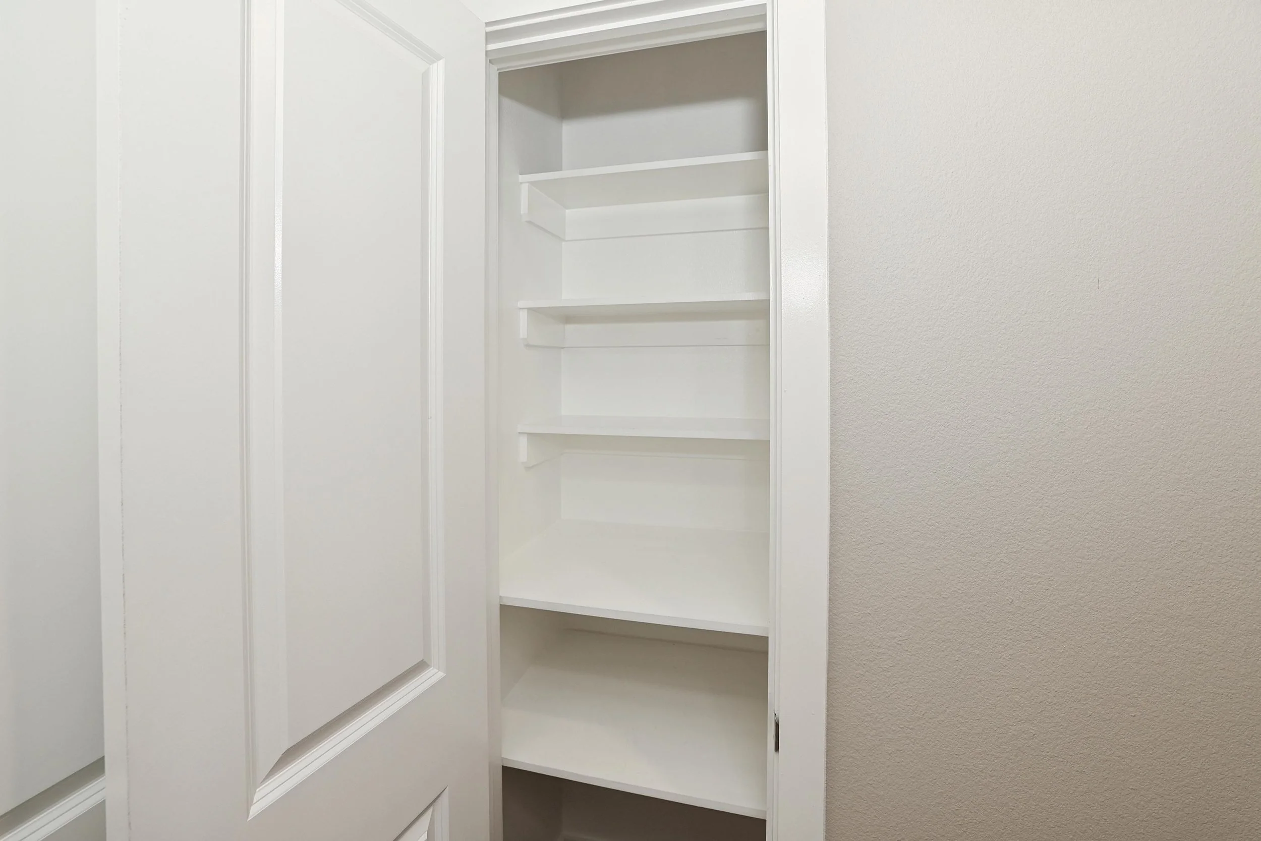 27-Hallway Storage.jpg