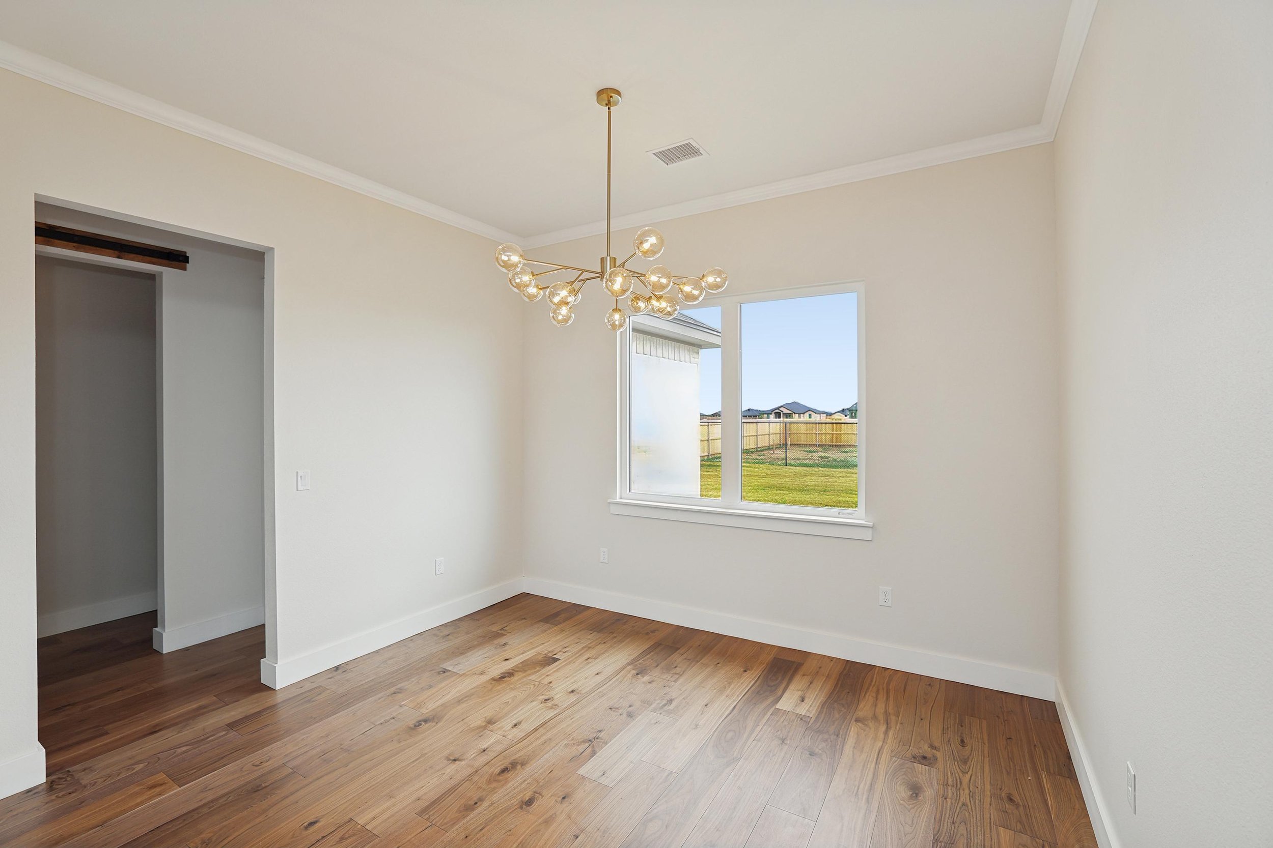 10-Dining Area.jpg