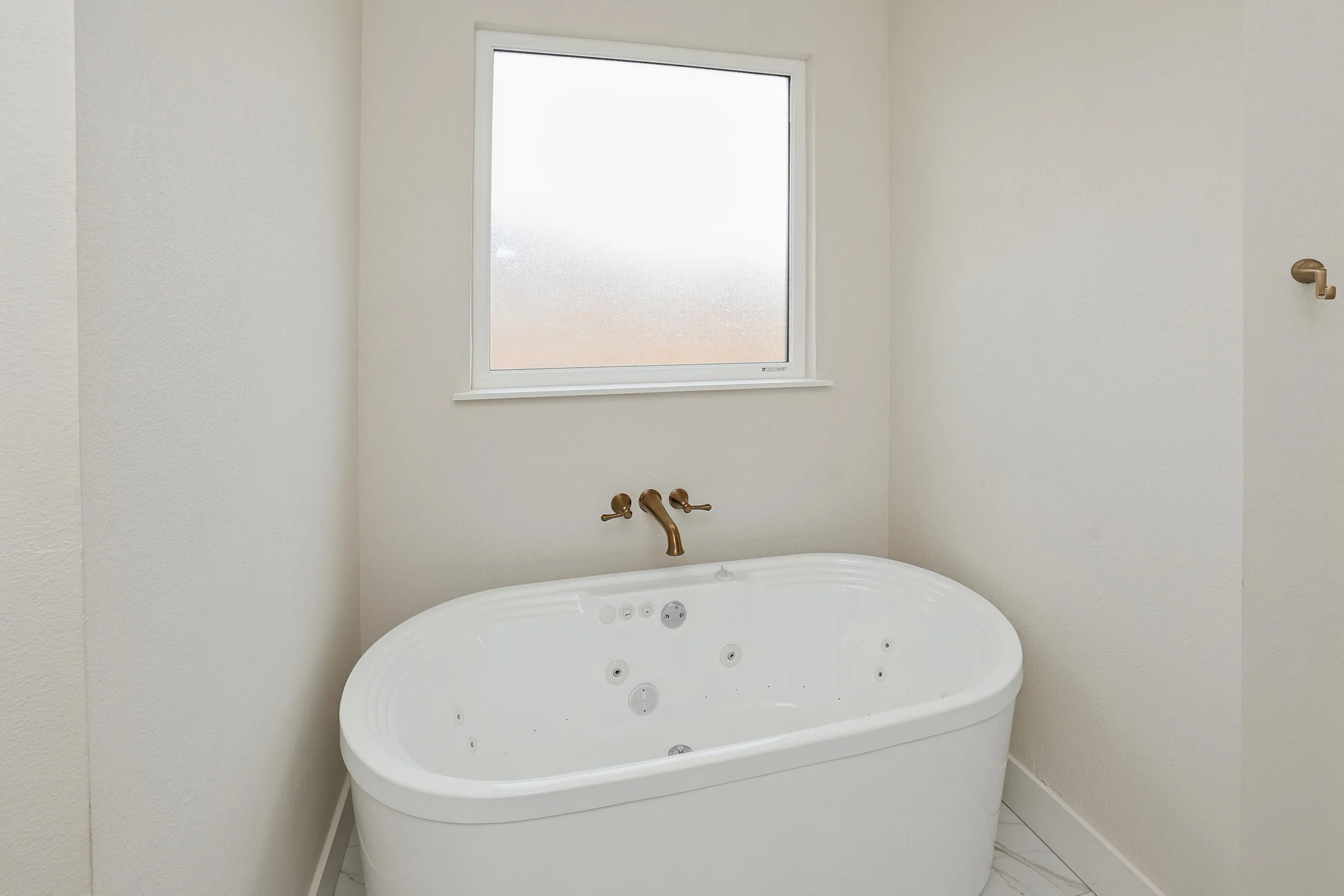 15-Primary Bathtub.jpg