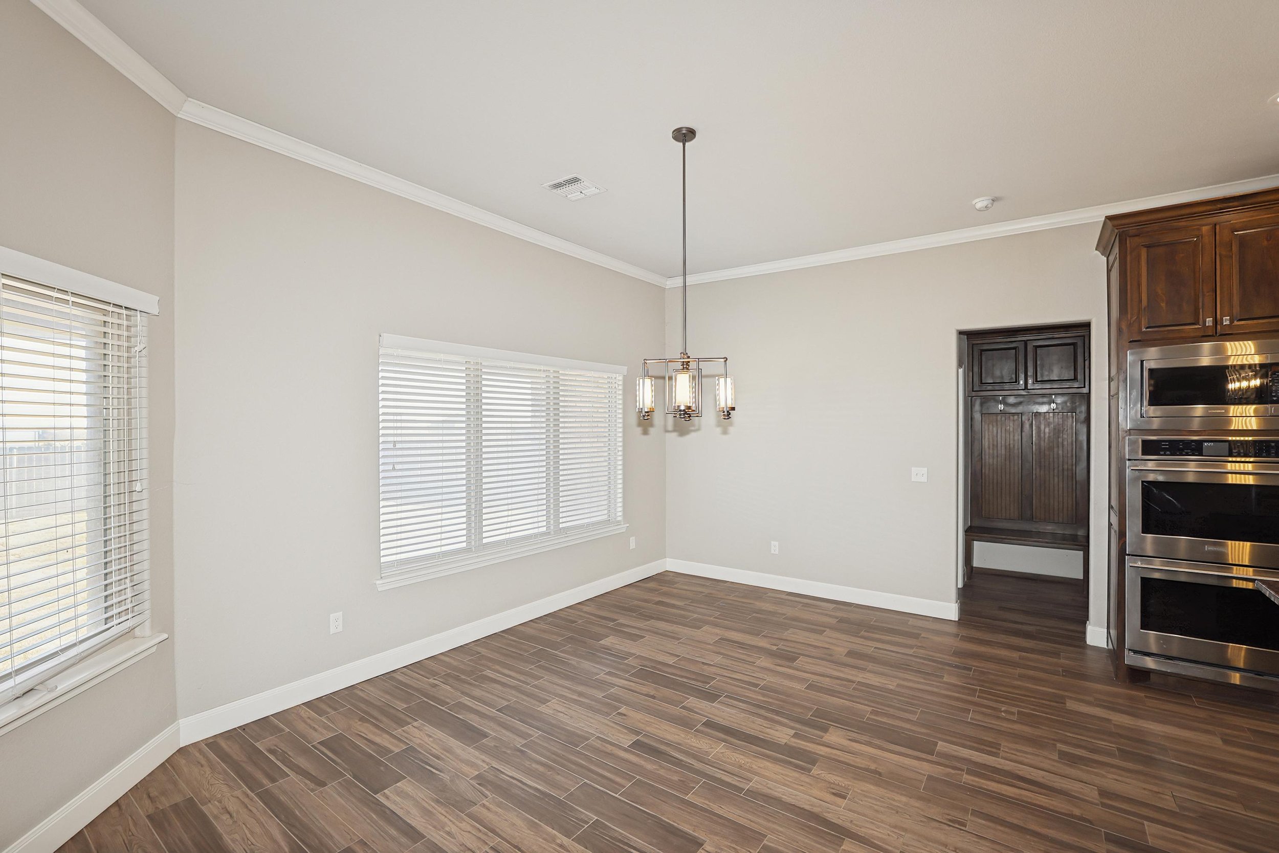 12-Dining Area.jpg