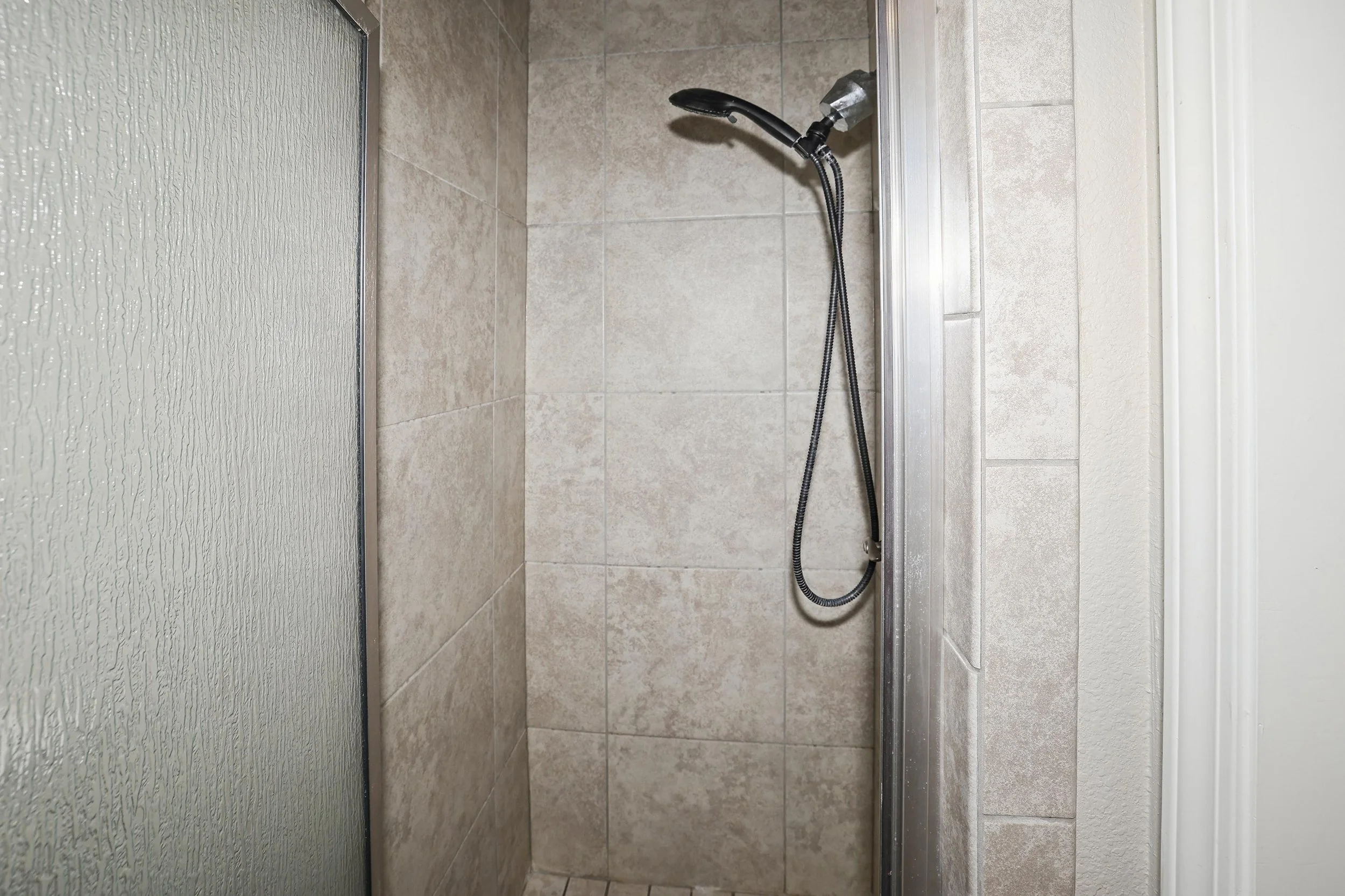 31-Bathroom Shower by 4th Bedroom.jpg