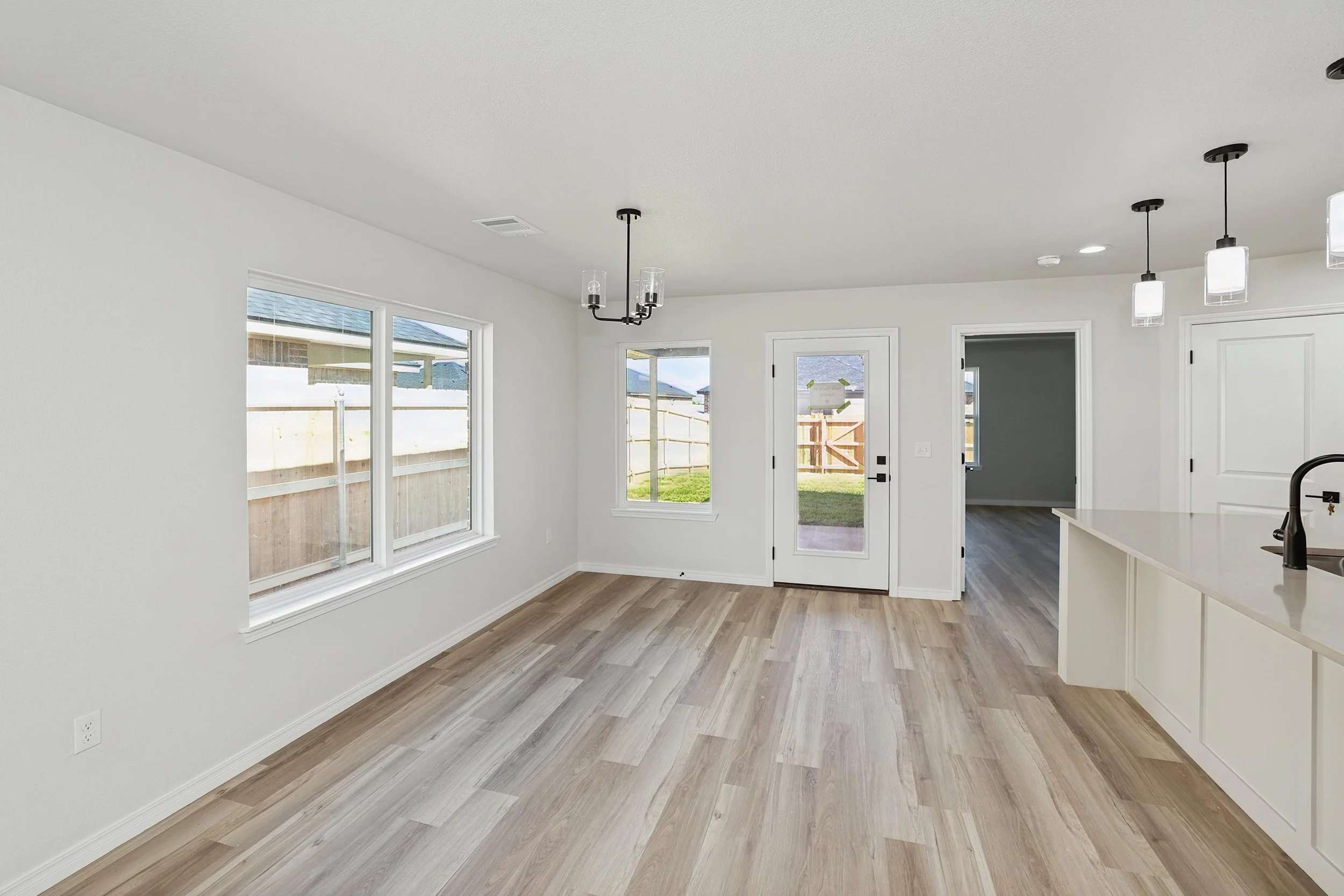 4-Dining Area.jpg