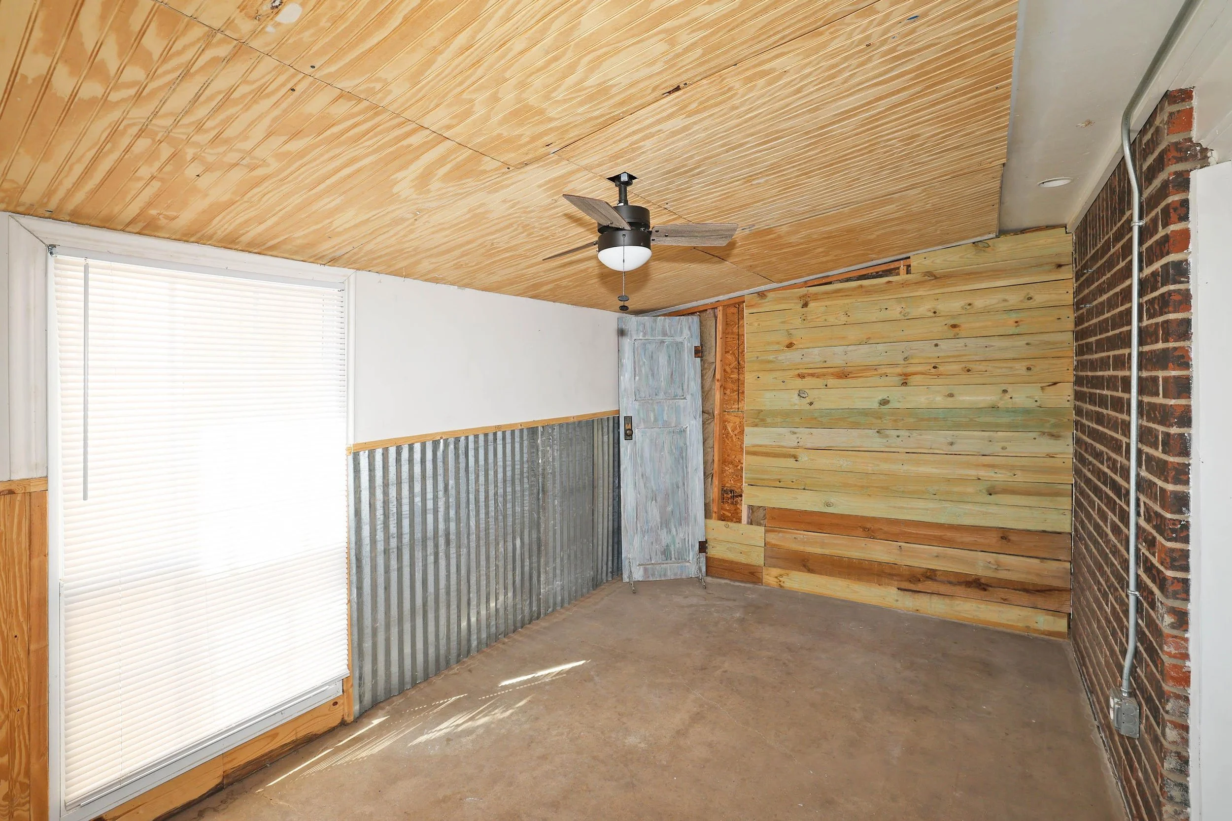 24-Enclosed Patio.jpg