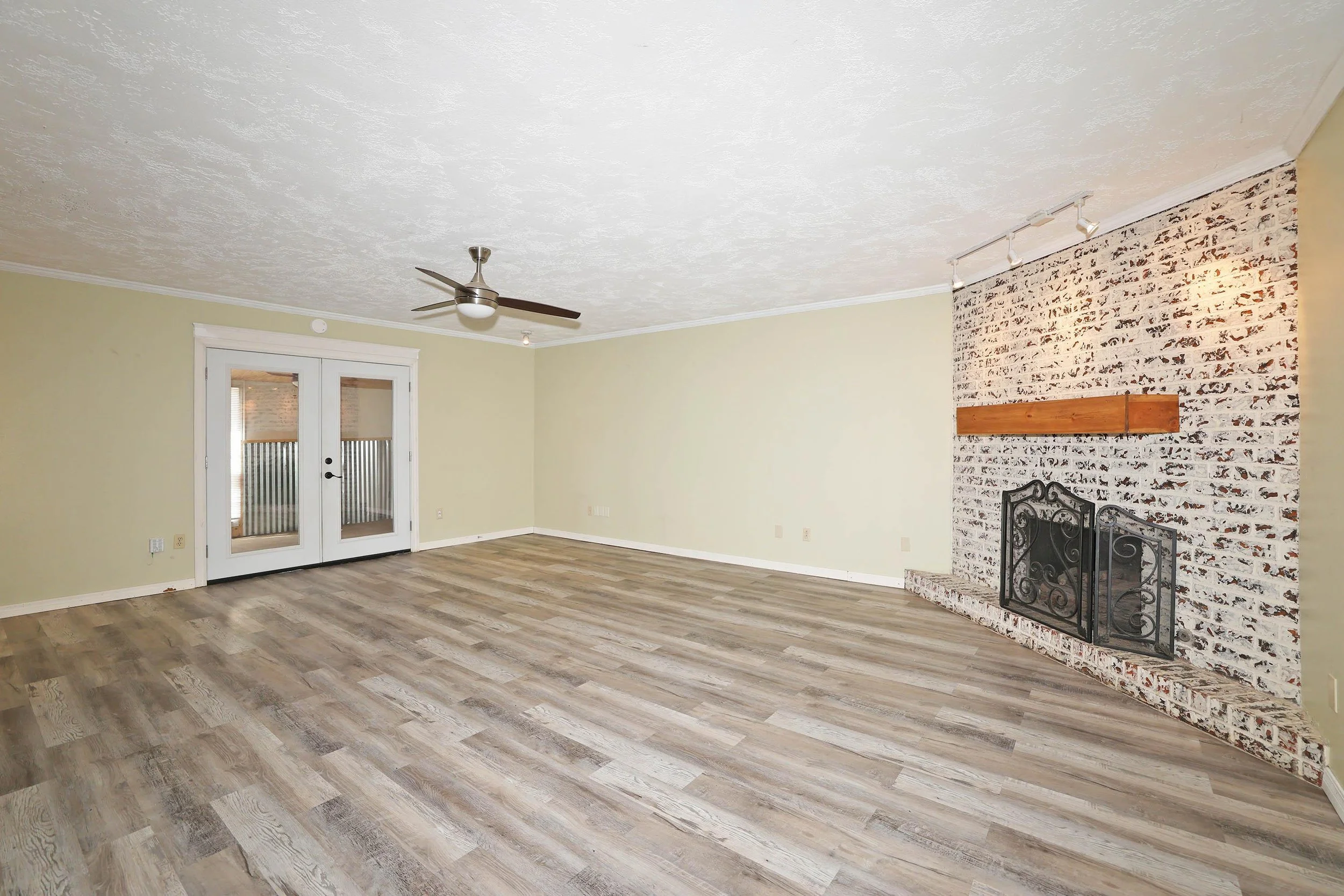 6-Living Area.jpg