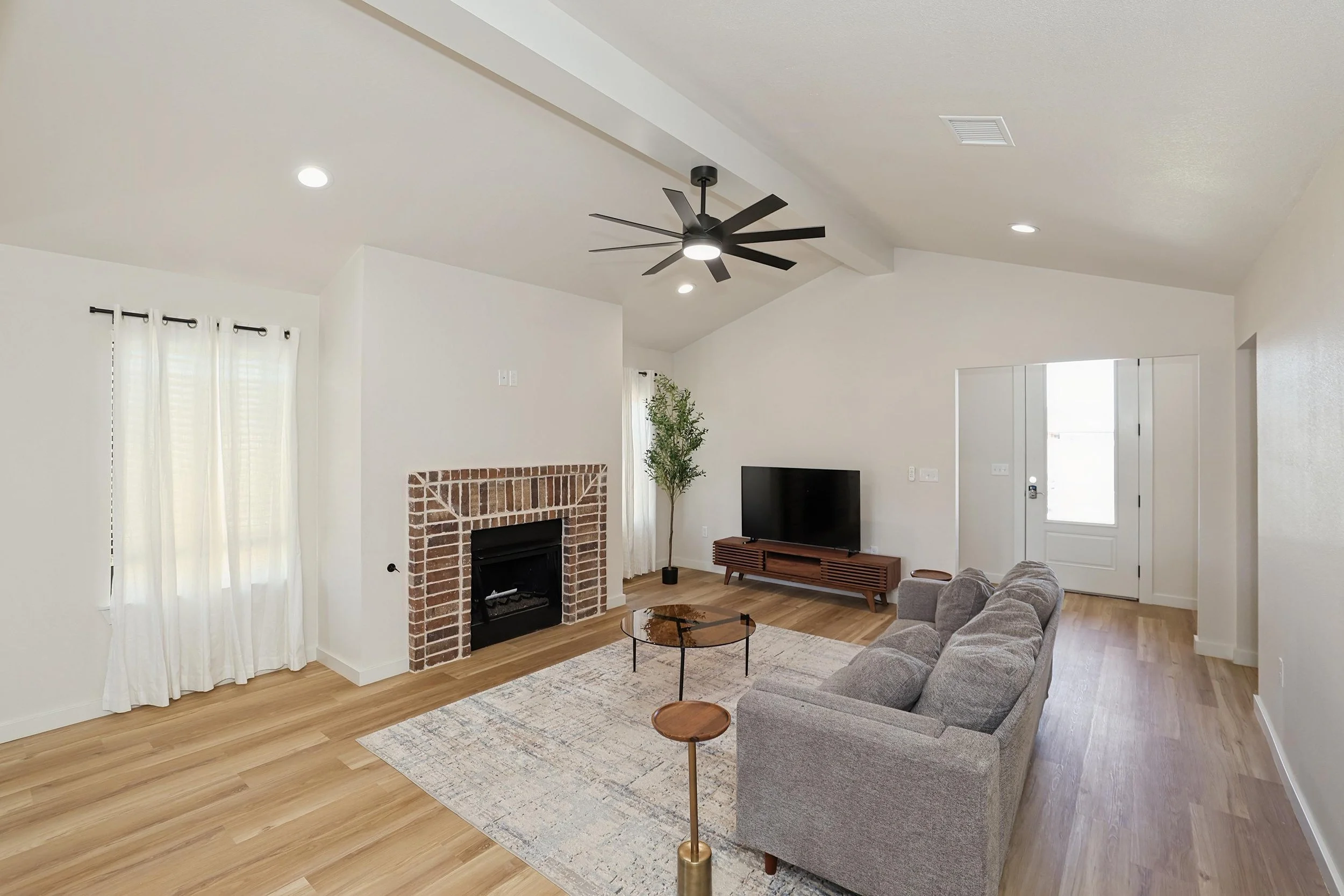 4-Living Area.jpg