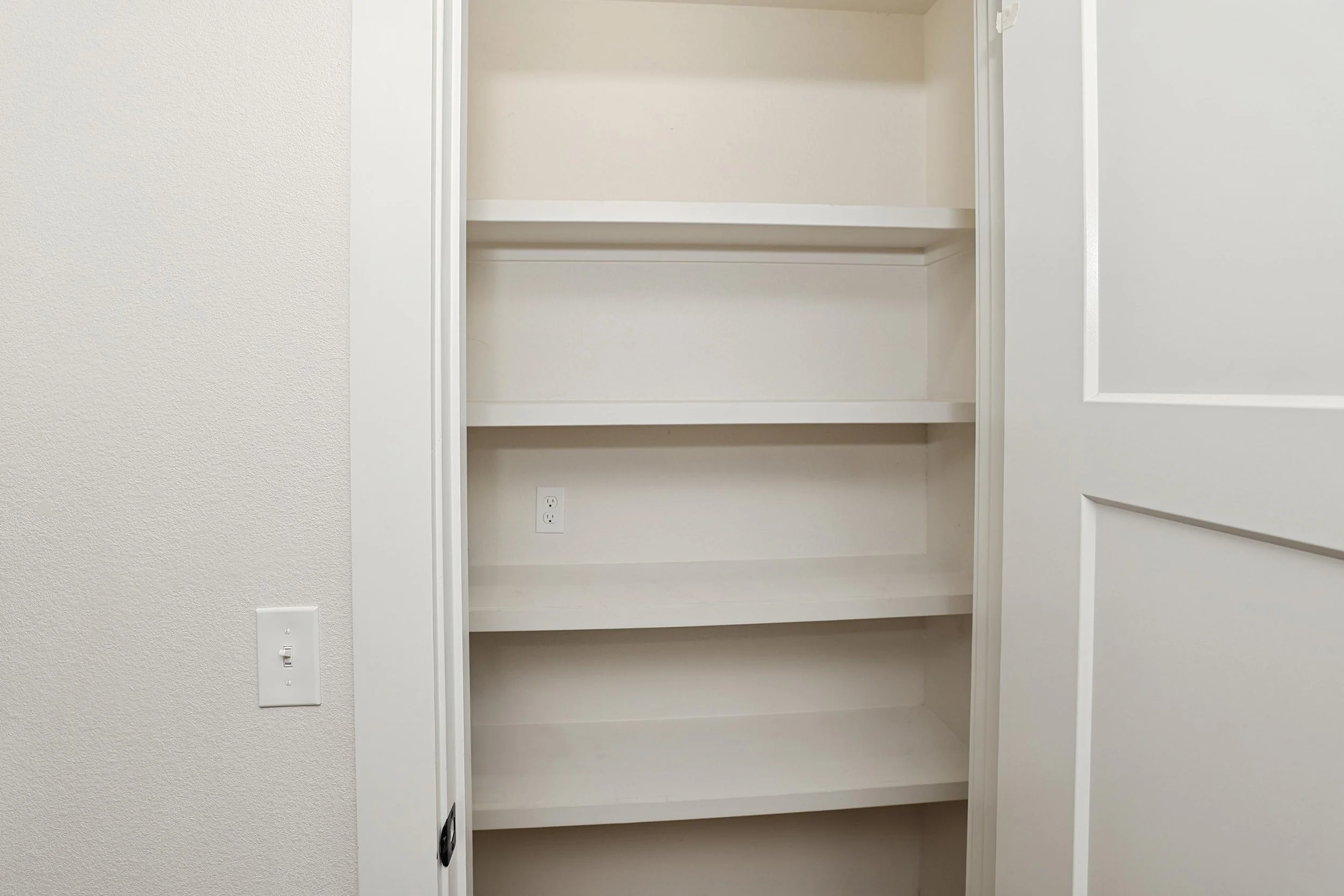 10-Kitchen Pantry.jpg