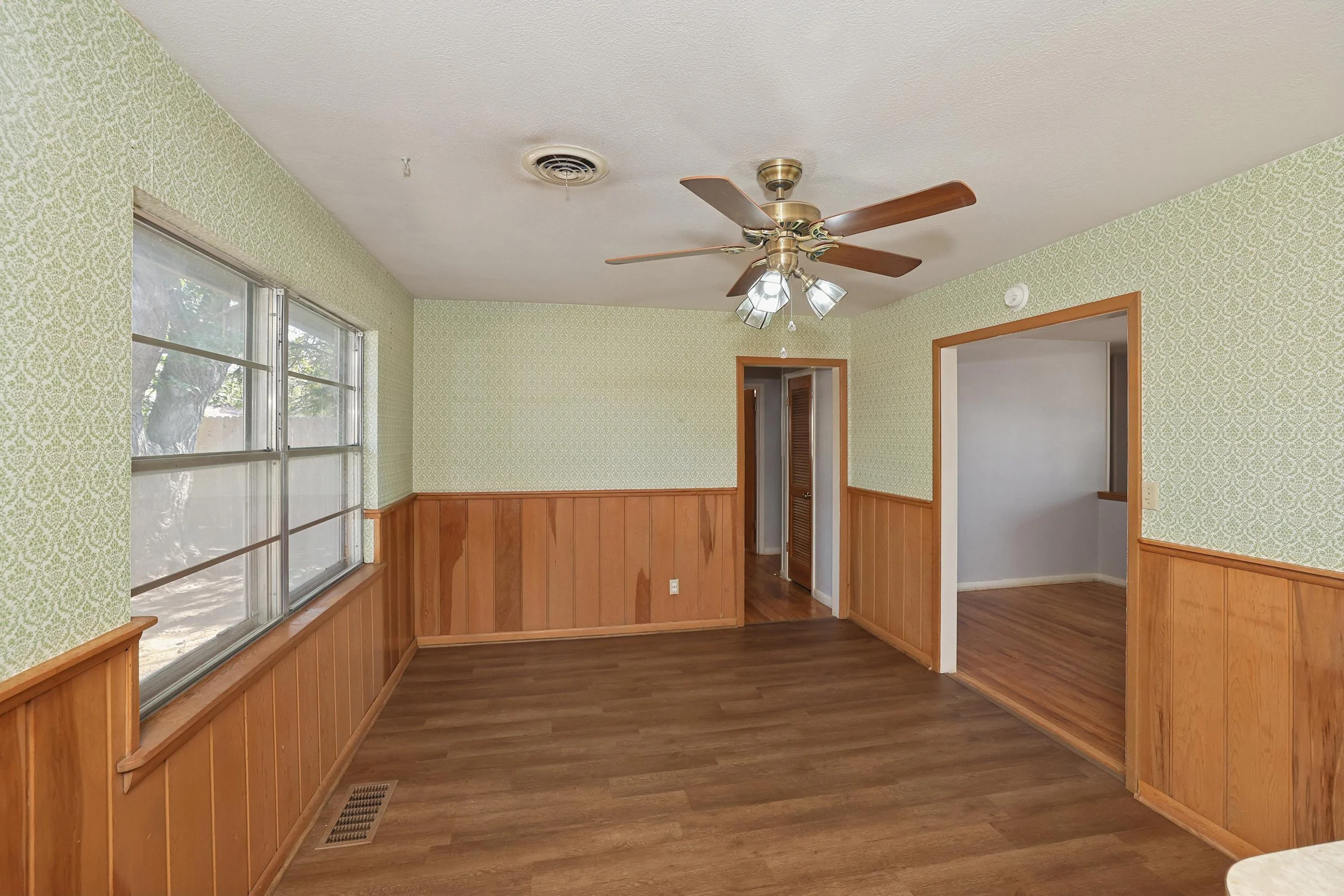 7-Dining Area.jpg