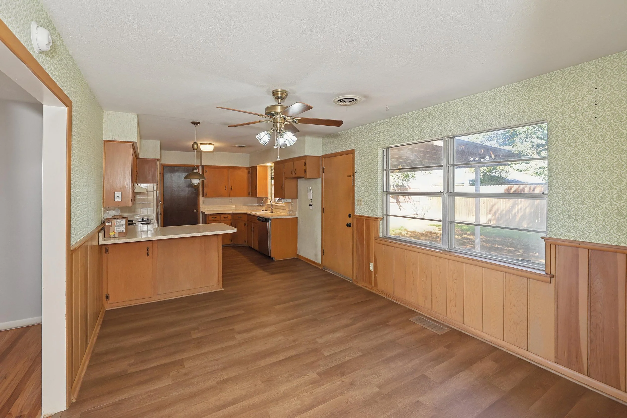 8-Dining & Kitchen.jpg