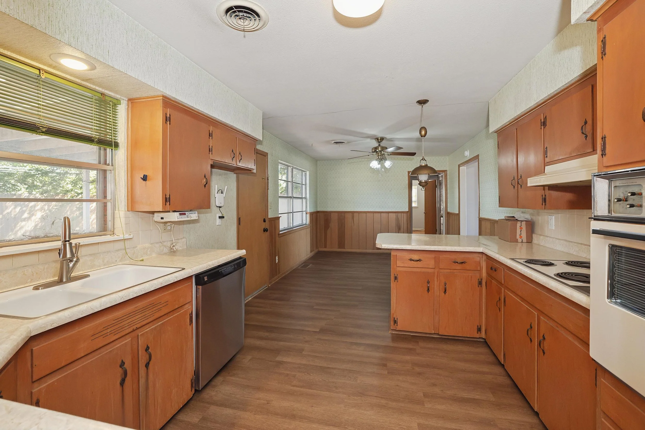 11-Kitchen & Dining.jpg