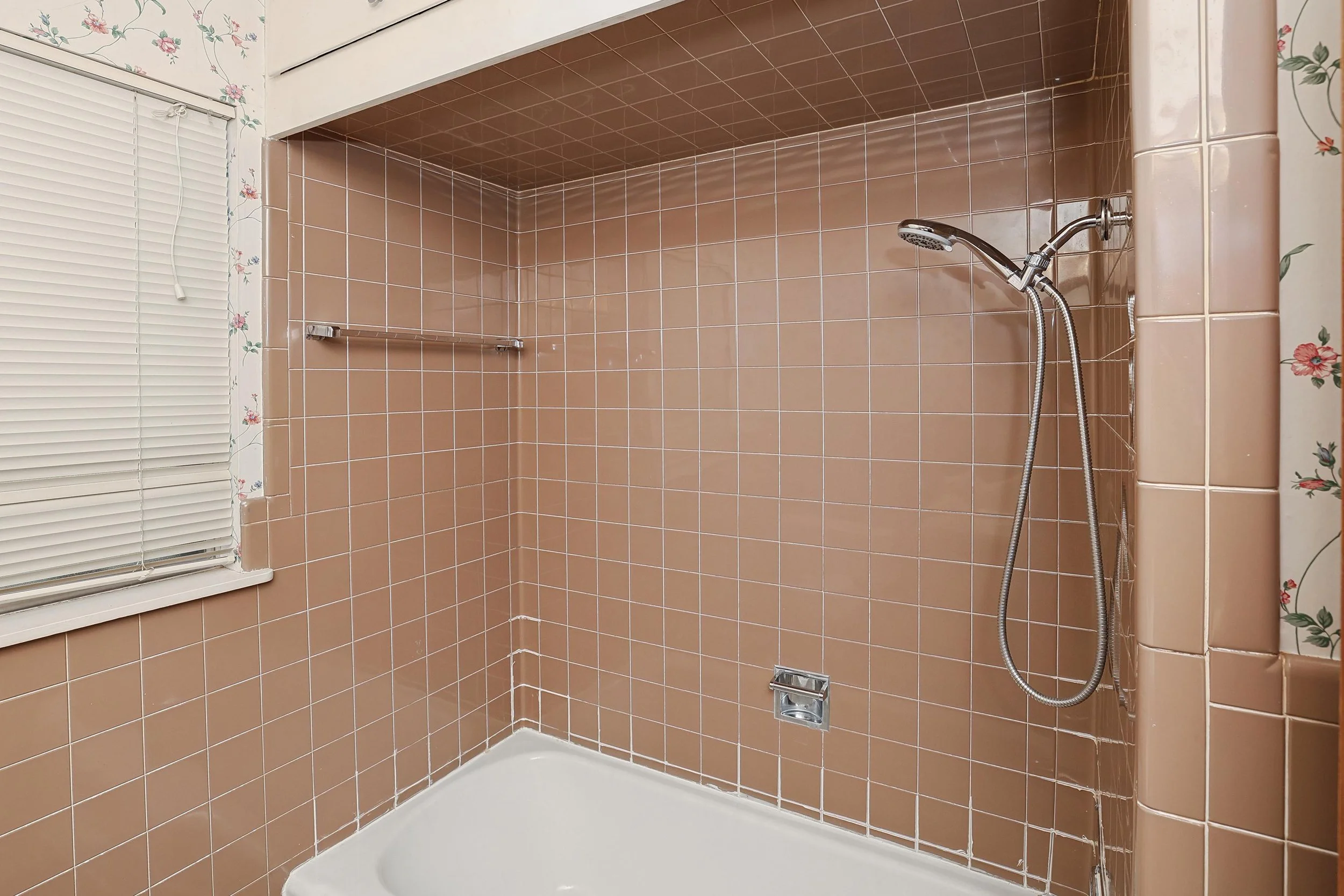21-Bathroom Tub.jpg