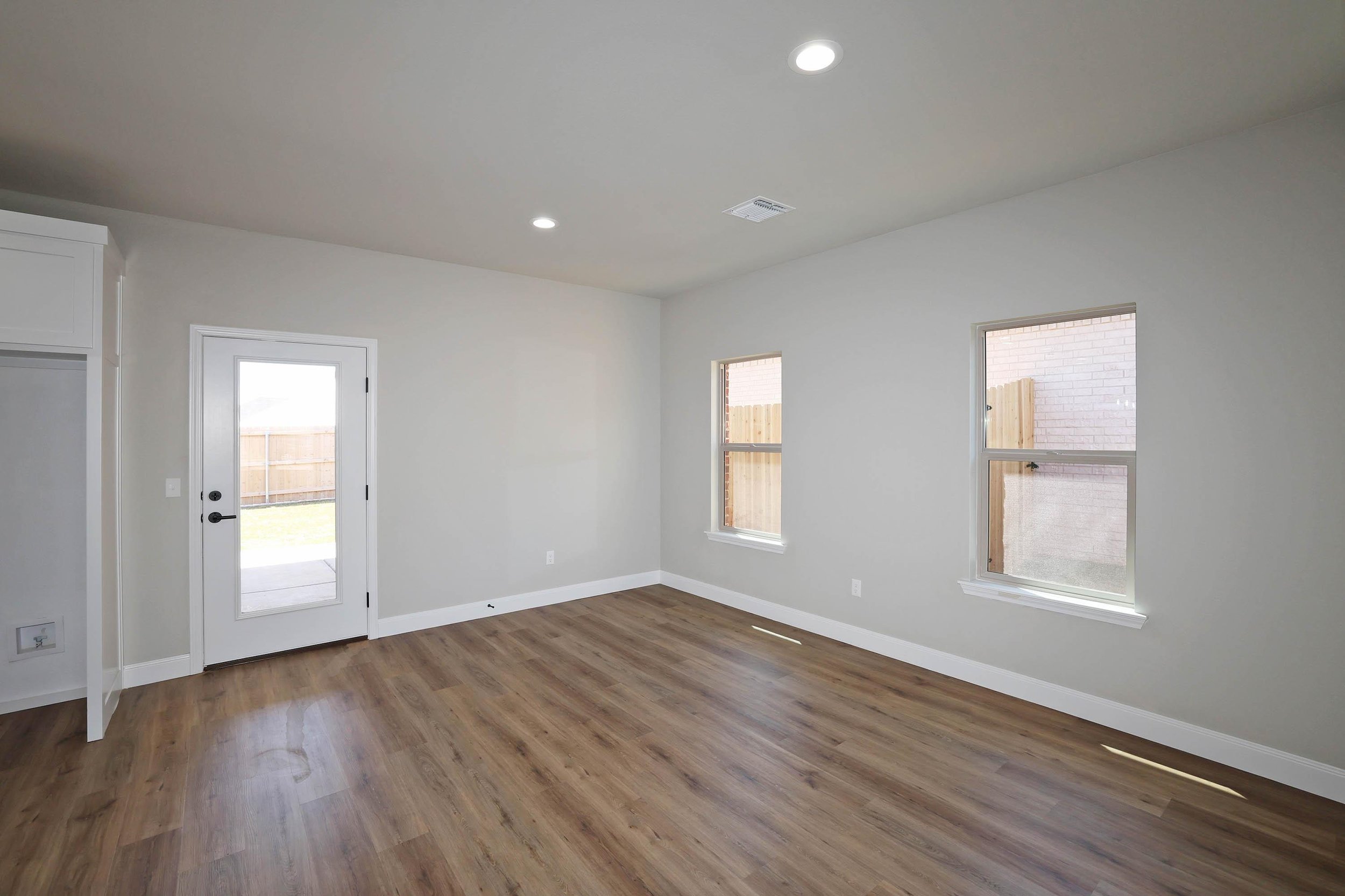 10-Dining Area.jpg