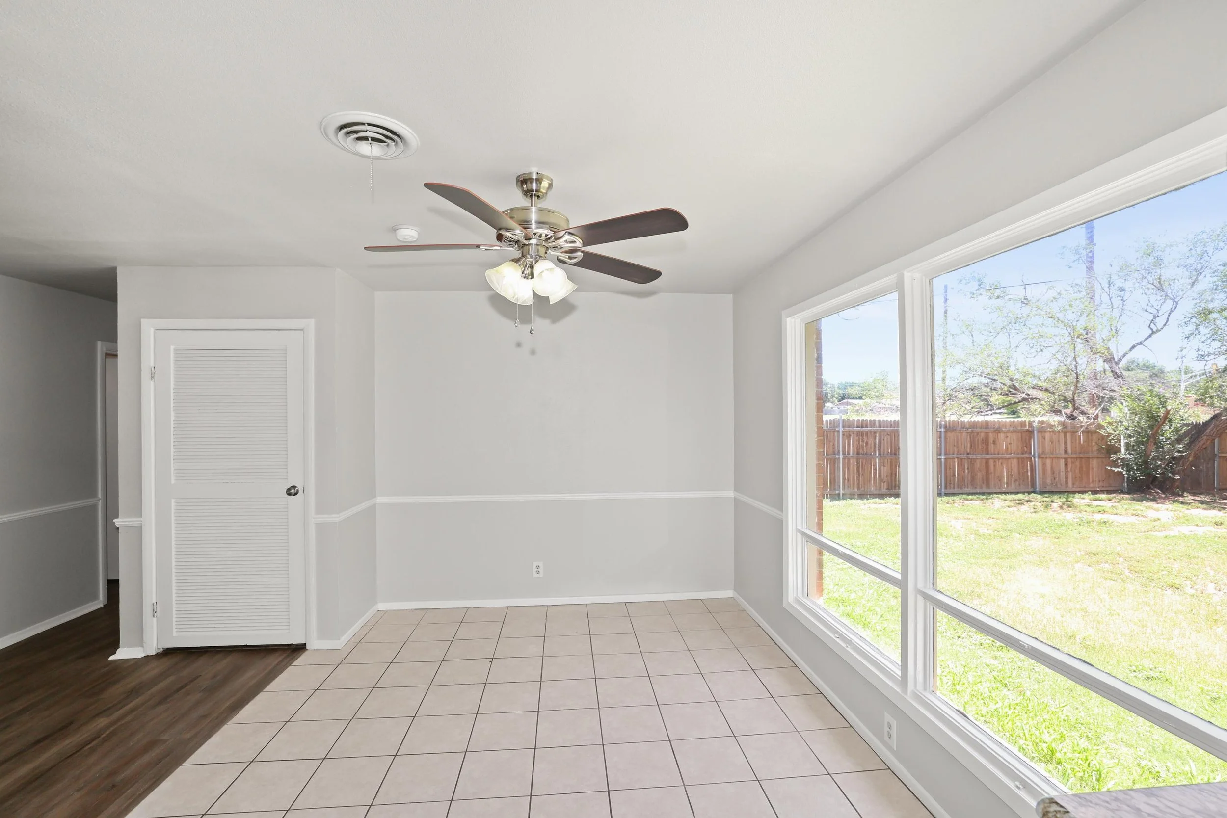 6-Dining Area.jpg