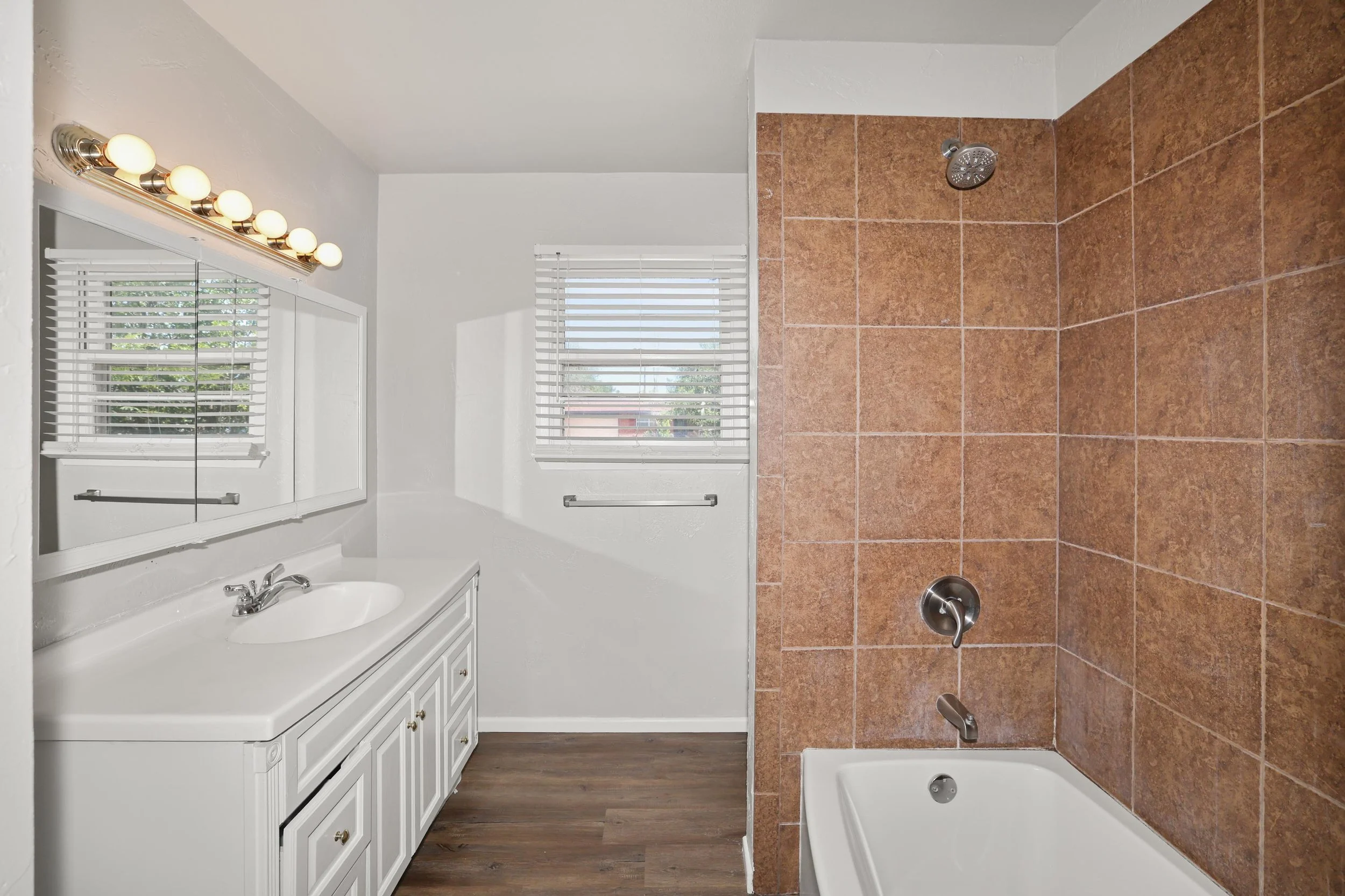 20-Bathroom.jpg