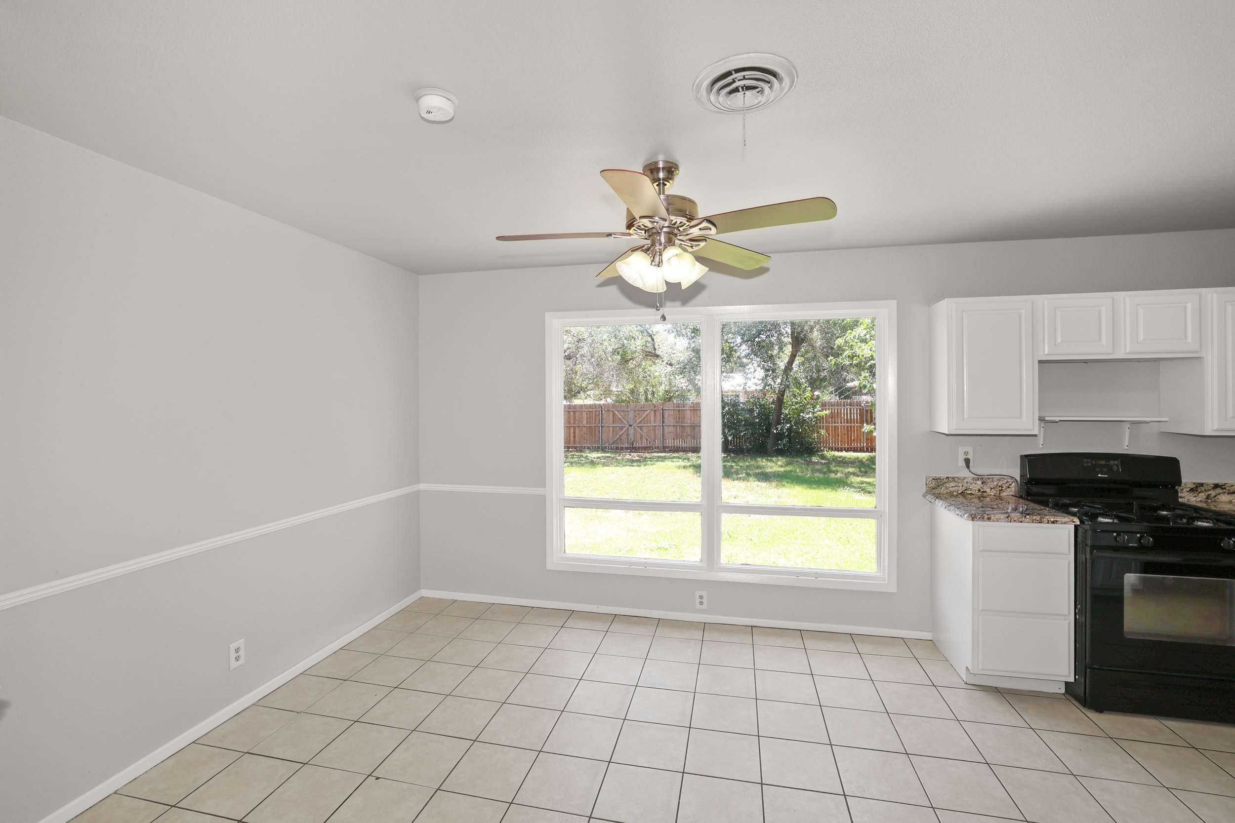 5-Dining Area.jpg