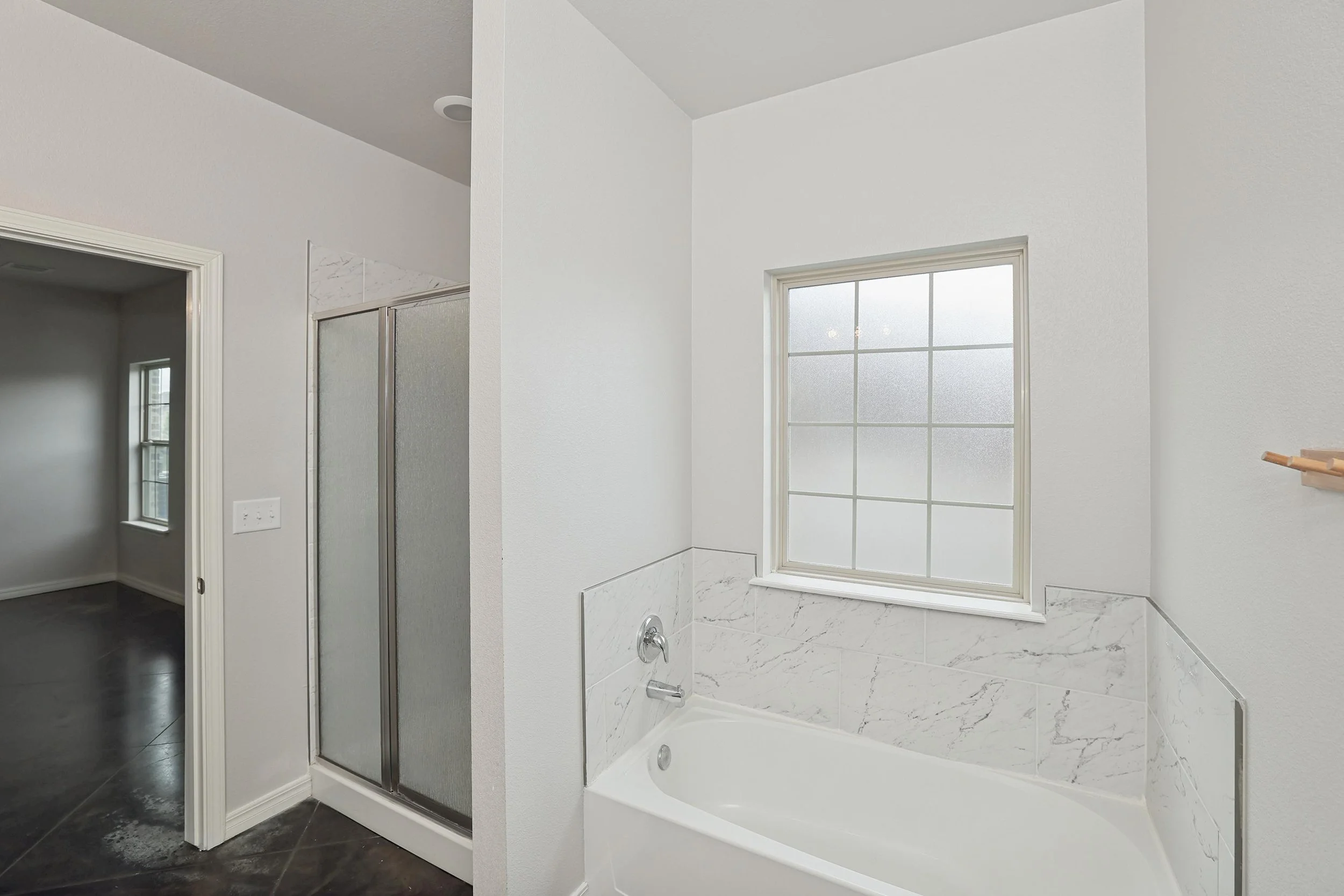 17-Primary Bathtub.jpg