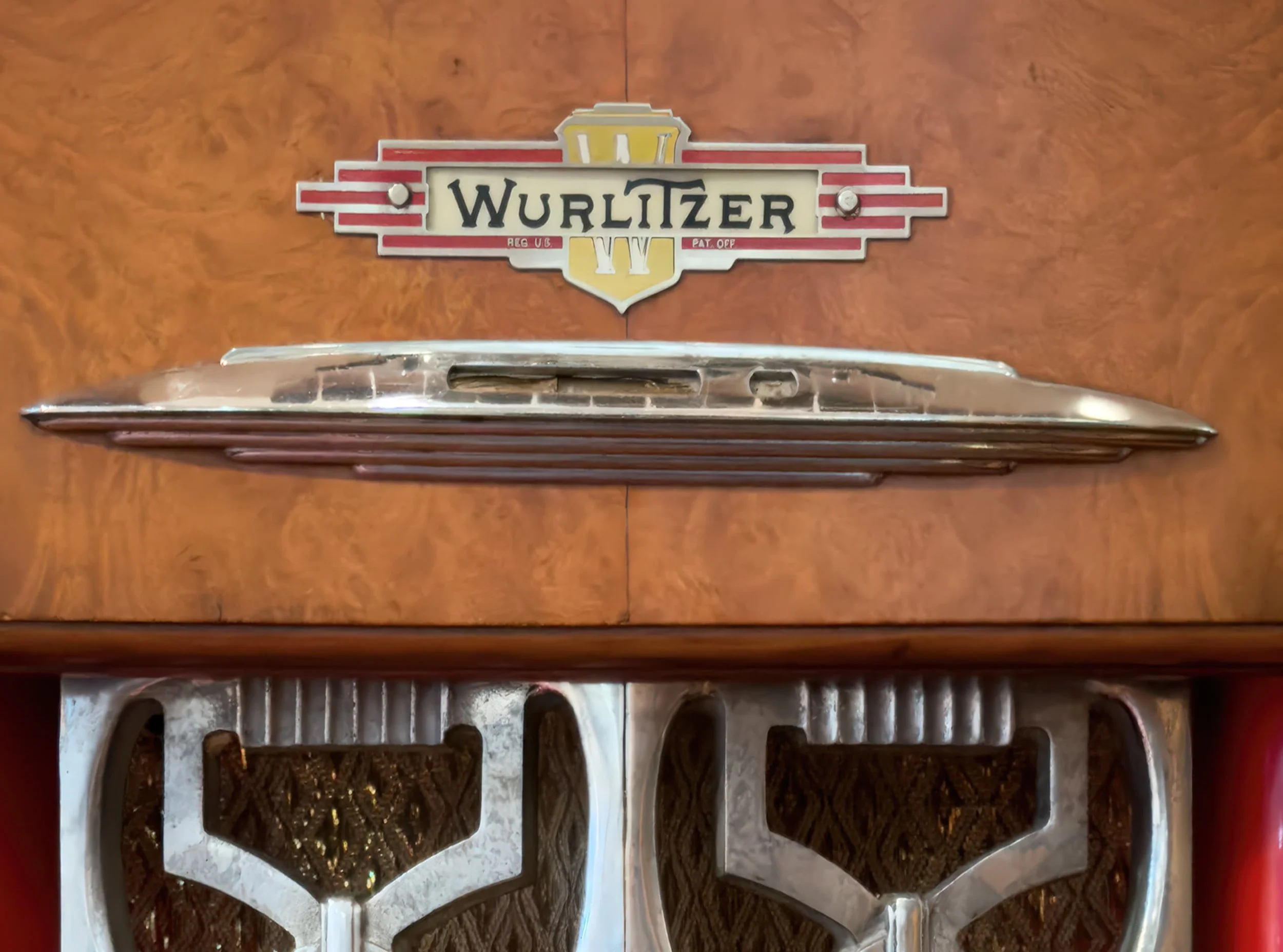 close up of the badge section, showing the quality of our Wurlitzer model 500 vinyl wrap
