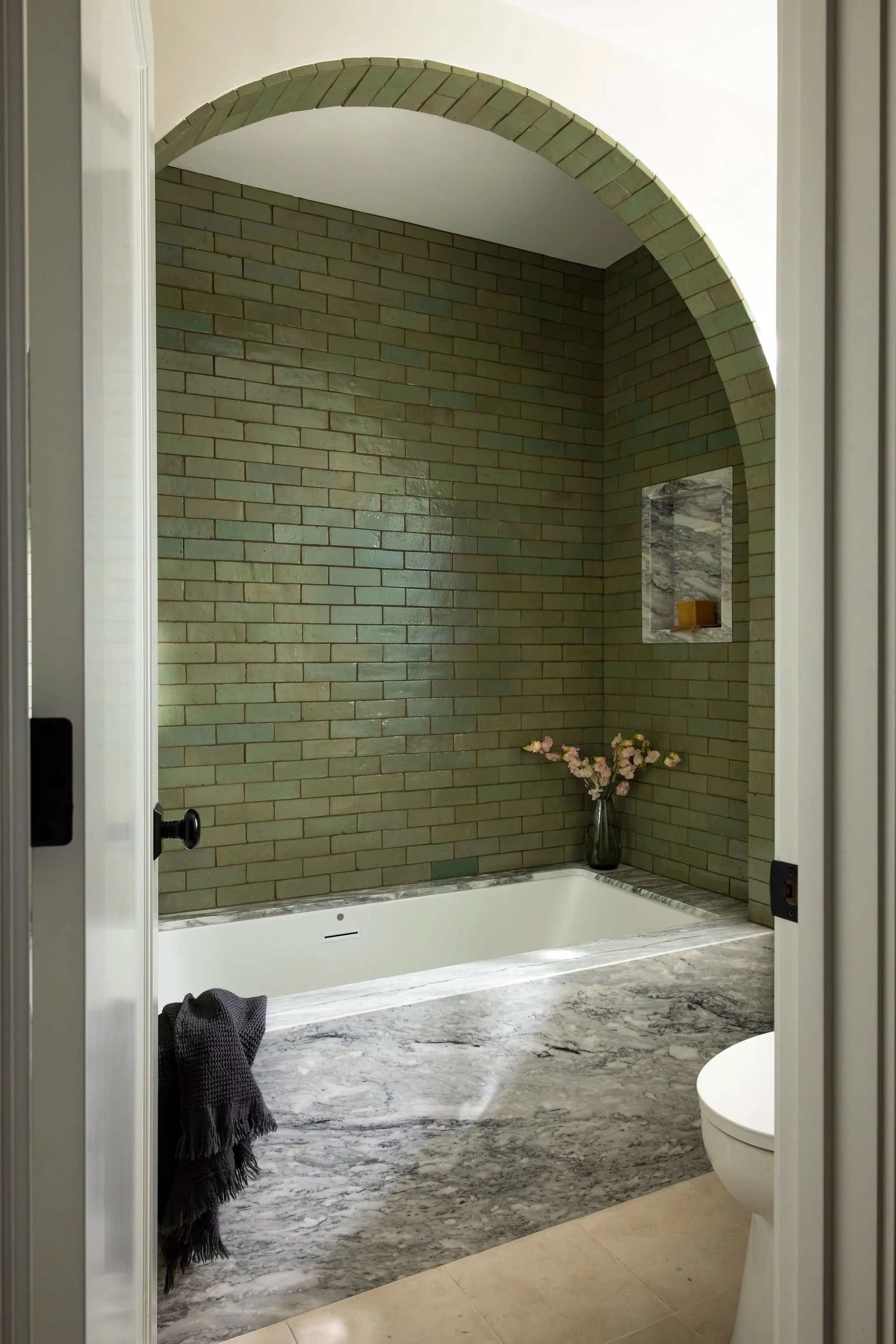 Hilzinger: Guest Bath