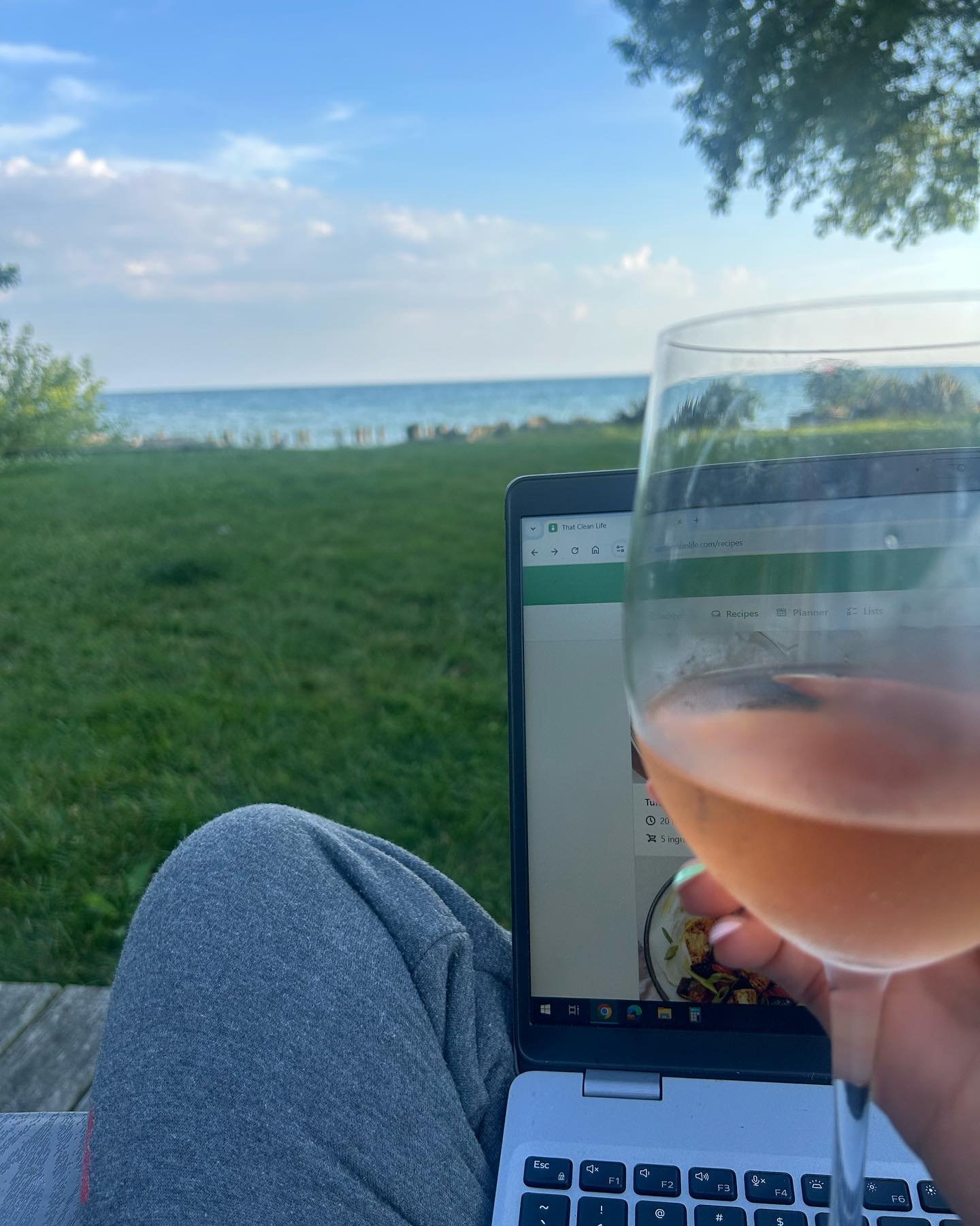 Forever finding balance 🥝🫐🤓🌊☀️🍷

Whether its balance in my nutrition. 

Balance in exercising and resting. 

Or balance in working and relaxing. 

Every day looks a little different and every day there&rsquo;s some form of juggling. 

And I woul