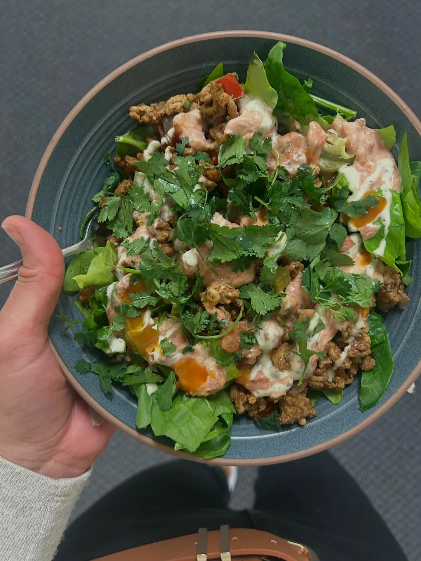 GROUND CHICKEN TACO SALAD 🌮🥗

My goal this summer is to put healthy, simple and delicious meals on autopilot. 

(And then remember to share them with you 🙃)

So here you go! 

&bull; Cook ground chicken or ground turkey in a large pan with taco se