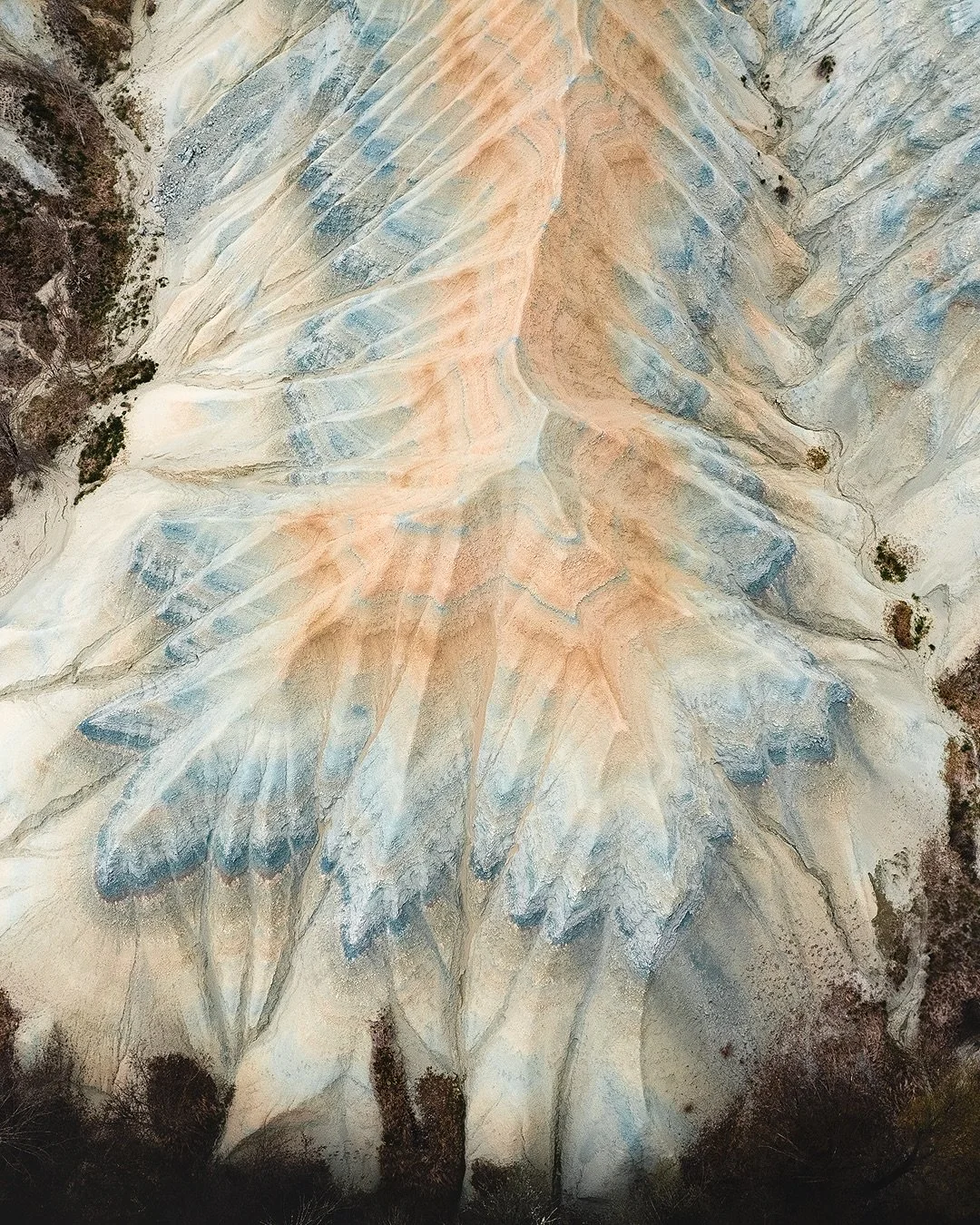 .
🏔️Monument incontournable de la Haute-Loire, le ravin de Corboeuf est un spectacle de la nature vieux de 40 millions d&rsquo;ann&eacute;es, &agrave; l&rsquo;&eacute;poque o&ugrave; le bassin du Puy en Velay &eacute;tait un immense Lac. Les diff&ea