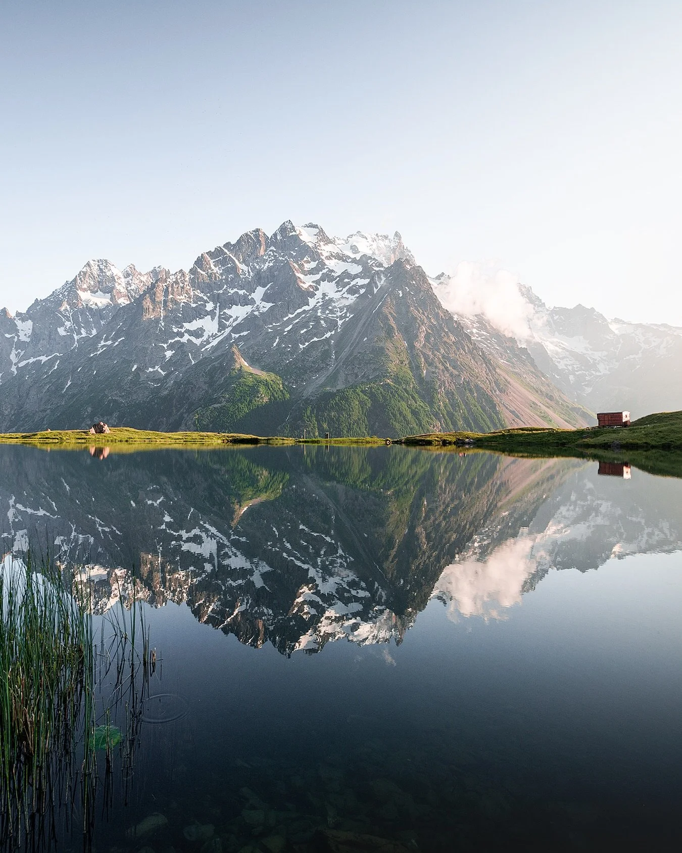 .
🏔️ Un soir au bord du lac du Pontet. Ce lac me faisait de l&rsquo;&oelig;il depuis plusieurs ann&eacute;es. Cet &eacute;t&eacute;, j&rsquo;ai d&eacute;cid&eacute; de le rencontrer et &ccedil;a a &eacute;t&eacute; un v&eacute;ritable coup de foudre