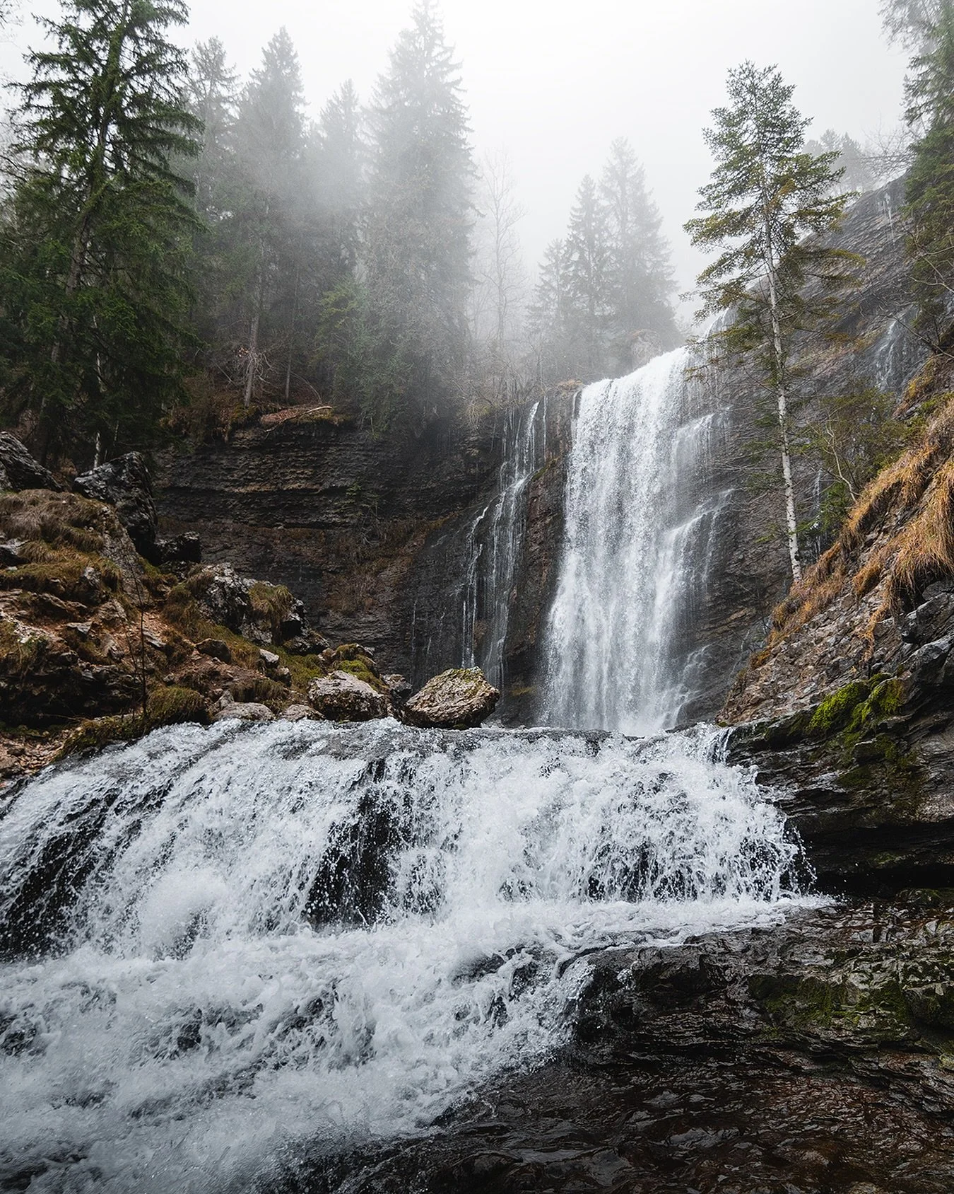 .
🏔️Le cirque de Saint-M&ecirc;me, sans doute l&rsquo;un de mes endroits pr&eacute;f&eacute;r&eacute;s de la r&eacute;gion. Des cascades toutes diff&eacute;rentes, mais aussi belles les unes que les autres, envelopp&eacute;es d&rsquo;une brume qui r