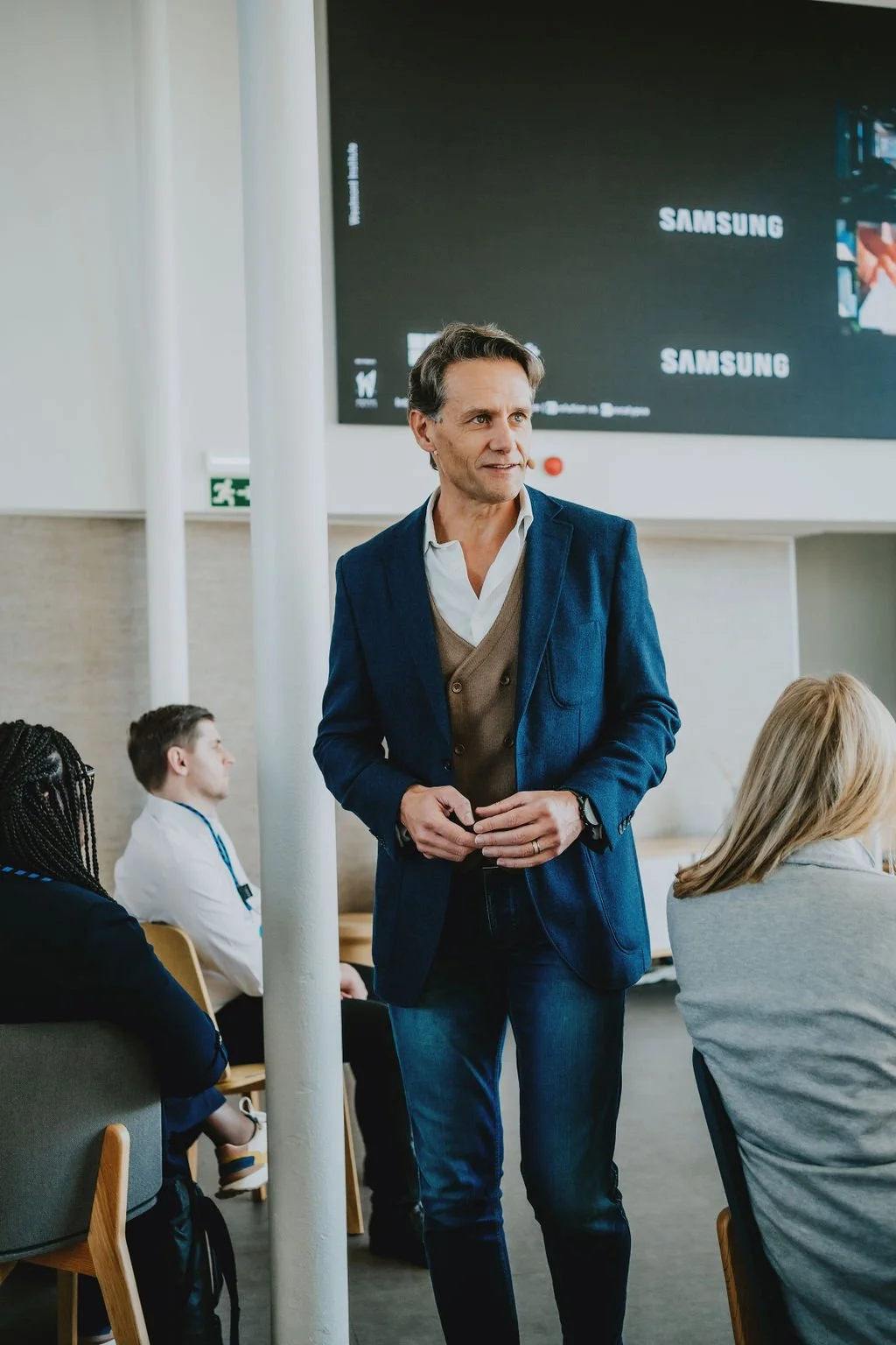 Speaker walking in his panel