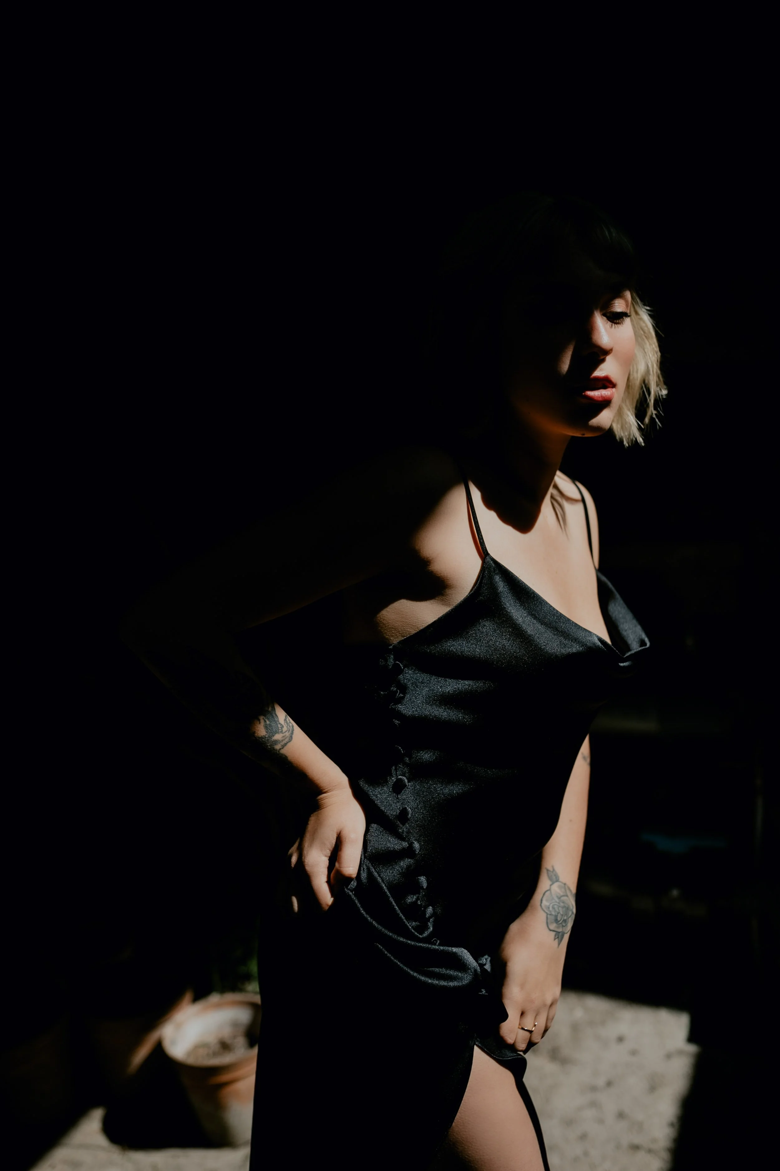 Model posing in the hard light