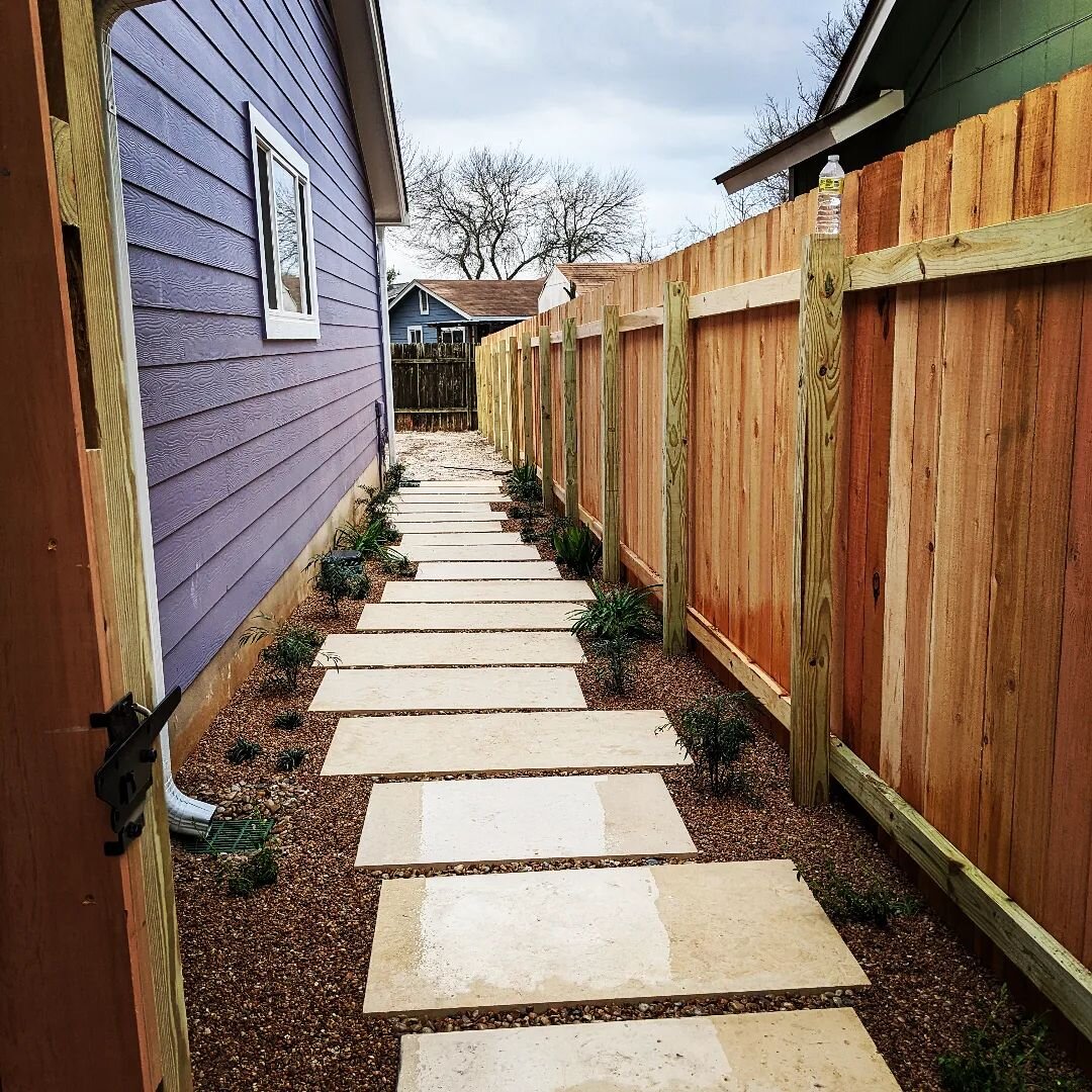 Side entry path and fence.
Design &amp; Install.

#landscapedesign #landscapeinstallation #limestone #austintexas #yardguruatx
