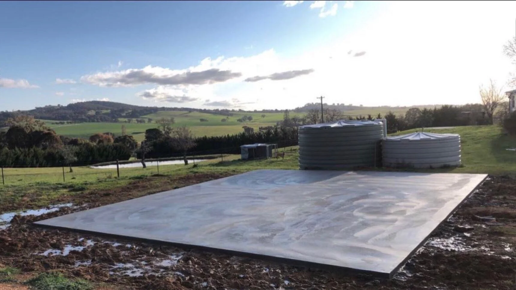 Shed slab in Orange with non-slip furry finish performed with a trowel machine