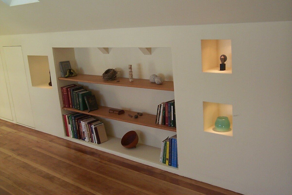 Inset bookshelves with small tokanomas