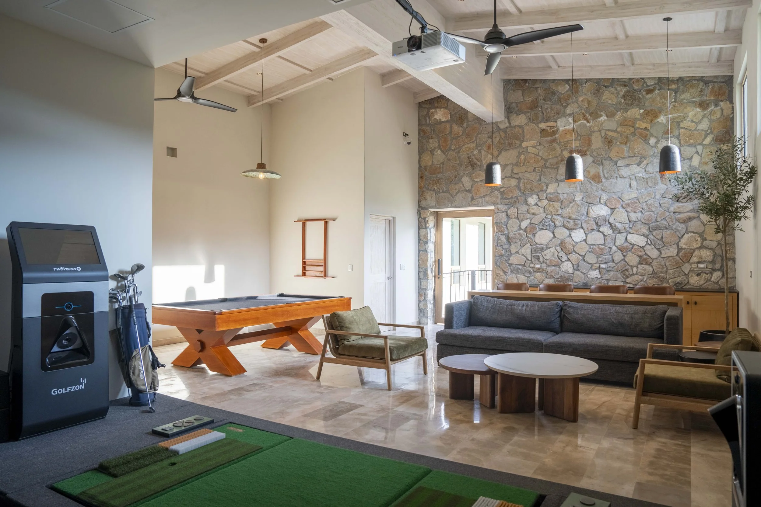 Sala de juegos y simulador de golf