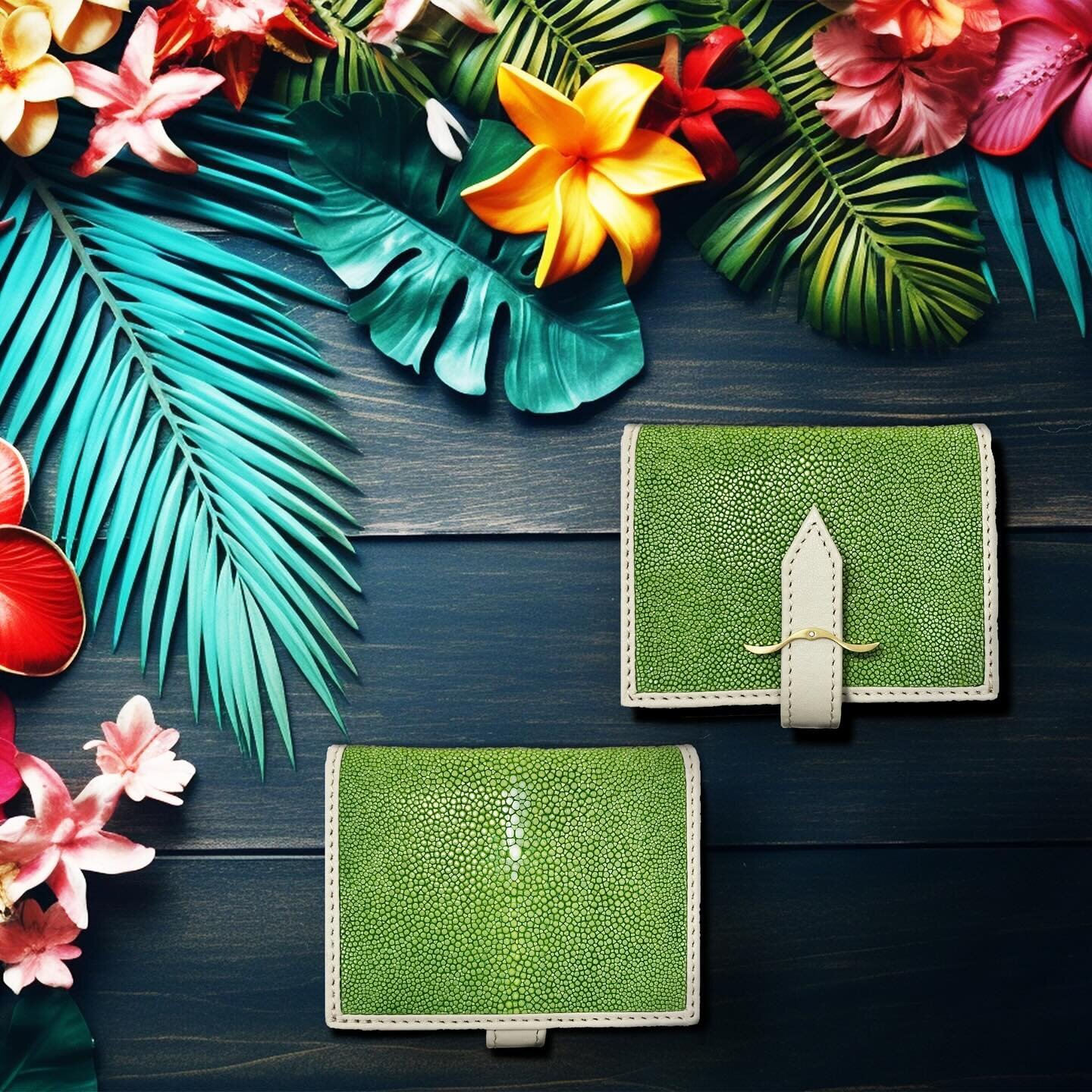ハワイ・マウイ島をイメージした新色グリーン🏝️

鮮やかなグリーンが目を引く
使いやすいミニウォレットです😊

仕様は
⚪︎コインケース
⚪︎紙幣用コンパートメント
⚪︎カードスロット&times;3
⚪︎カードポケット&times;1

お財布を持たなくなってきた現代のスタイルに
丁度いいサイズ感のミニ財布です✨
　
　
根強く大地に広がる木々の色合いは
金運や仕事運が寄ってくるといわれています。

新しく始まった2024年🍾
ぜひお買い換えやプレゼントにご検討ください☺️

2024.